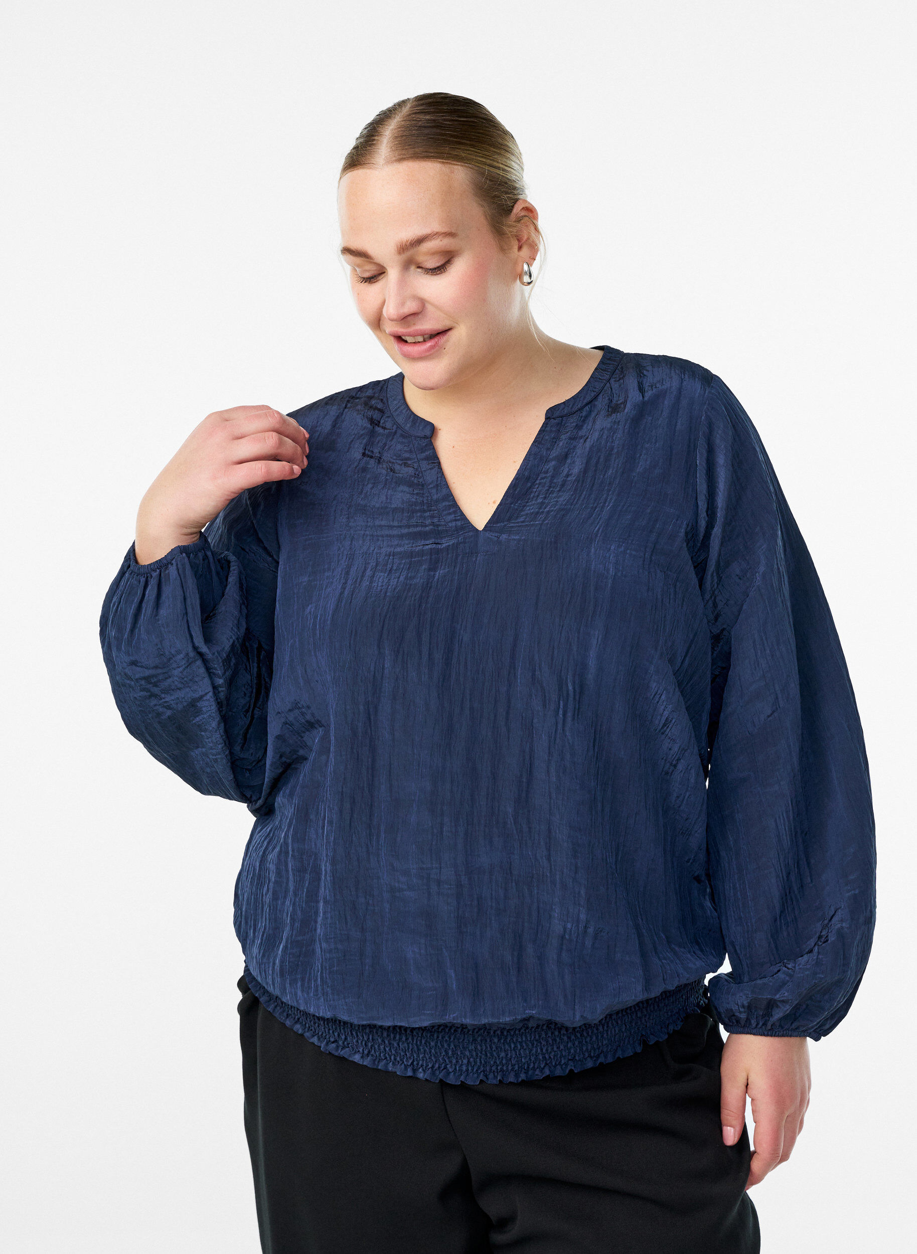 Bluse mit V-Ausschnitt und Crinkle-Struktur, Blau, Model