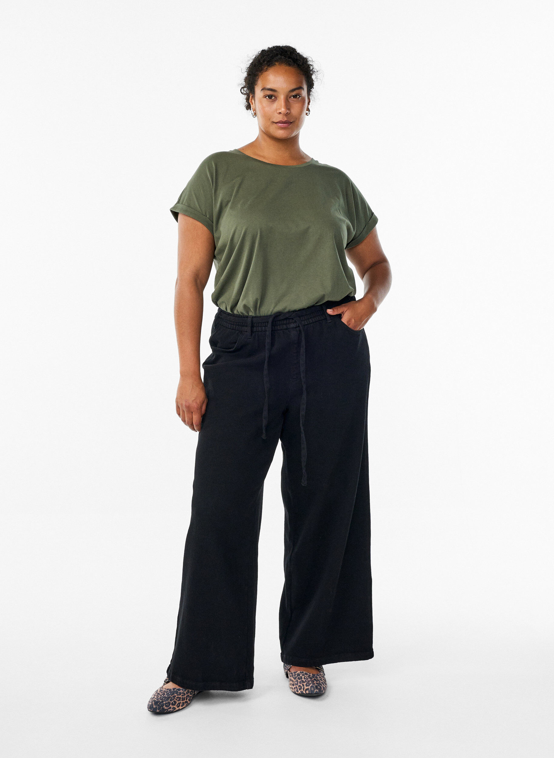 Zizzi Kurz&auml;rmliges T-Shirt aus einer Baumwollmischung, Gr&uuml;n, Model image number 1