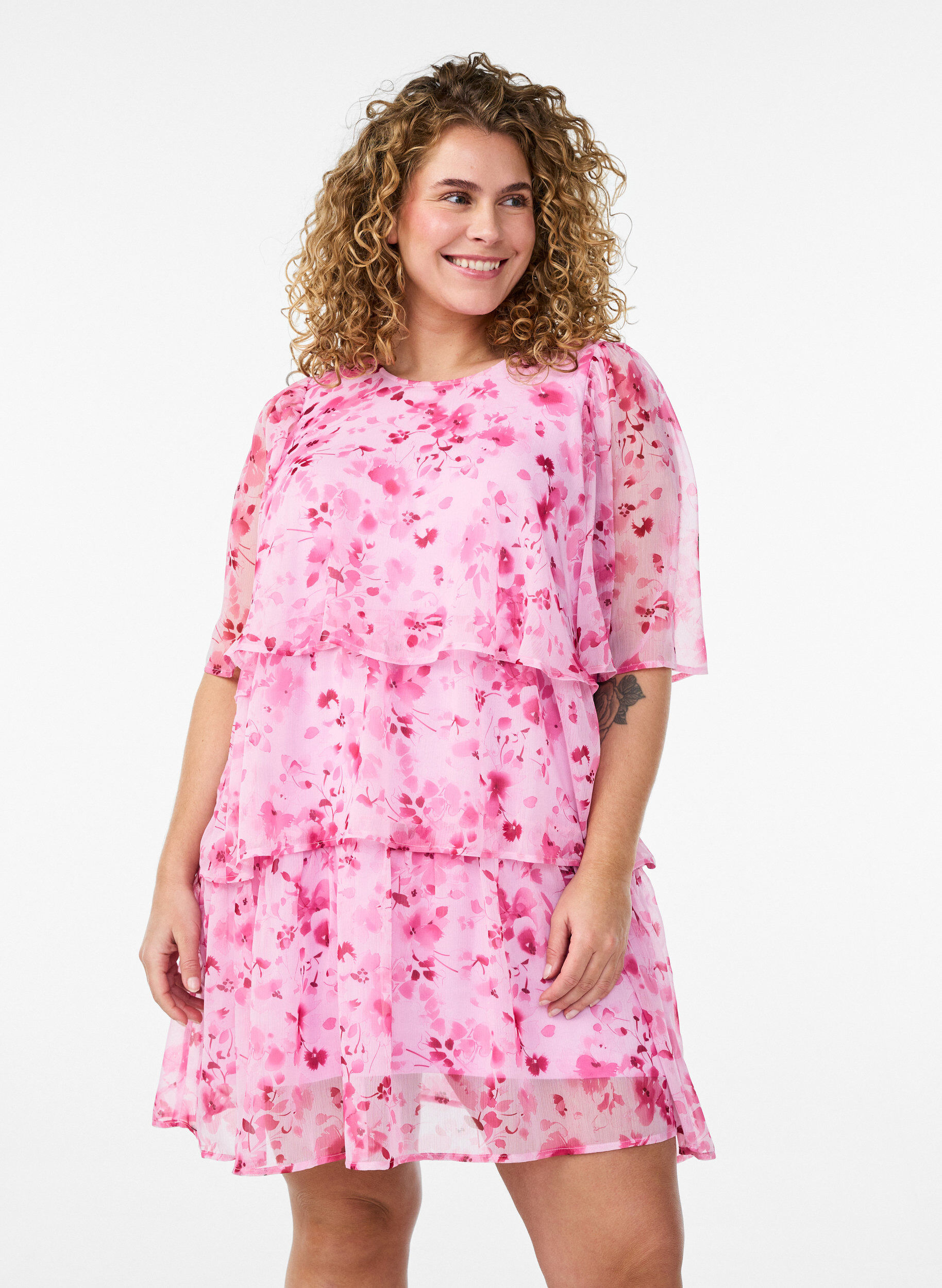 Zizzi Kurzes Kleid in Chiffon-Optik mit Blumenprint und Volantlagen, Pink, Model image number 0