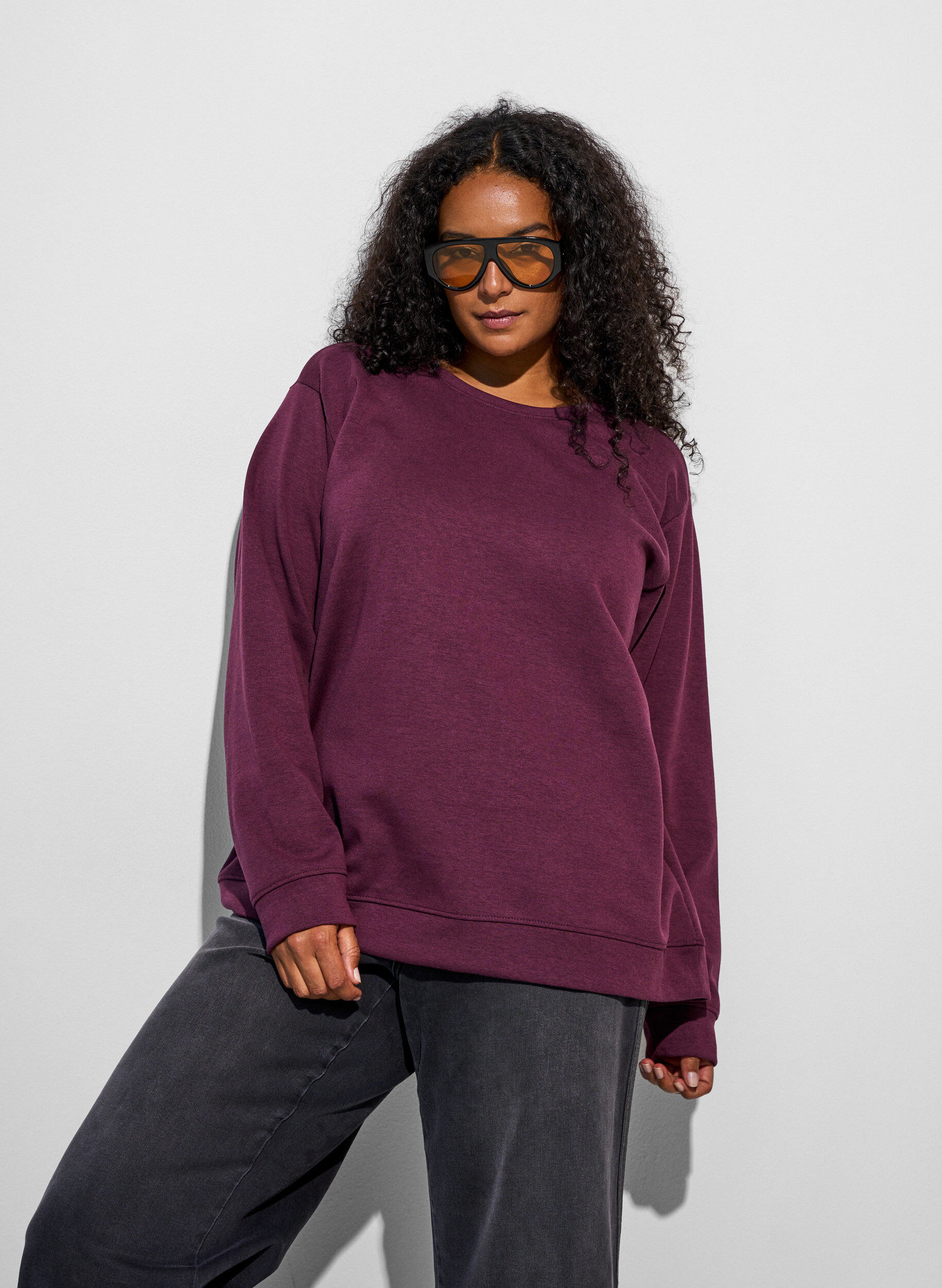Sweat-shirt &agrave; col ras du cou, Bordeaux, Model