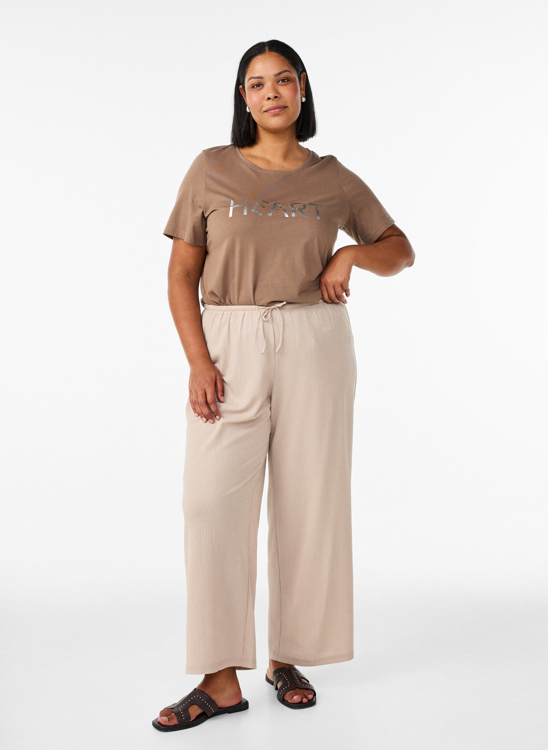 Zizzi T-Shirt mit Print, Braun, Model image number 1