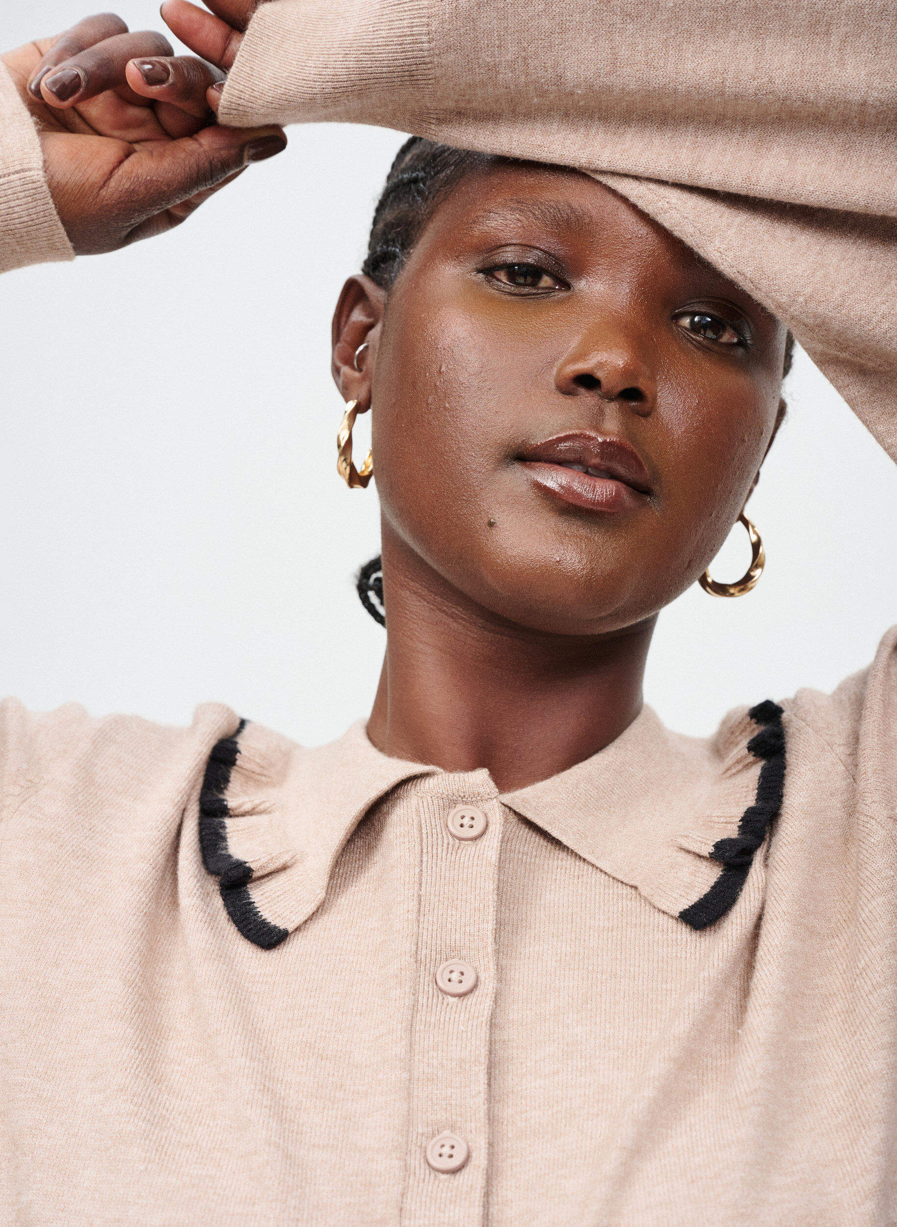 Zizzi Blouse en maille avec un col polo &agrave; volants, Beige, Image image number 0