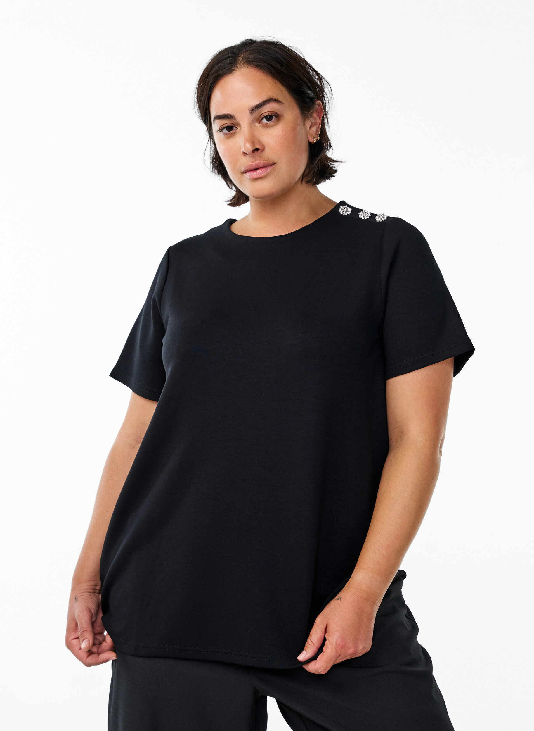 Zizzi Kurz&auml;rmelige Bluse mit Knopfdetail, Schwarz, Model image number 0
