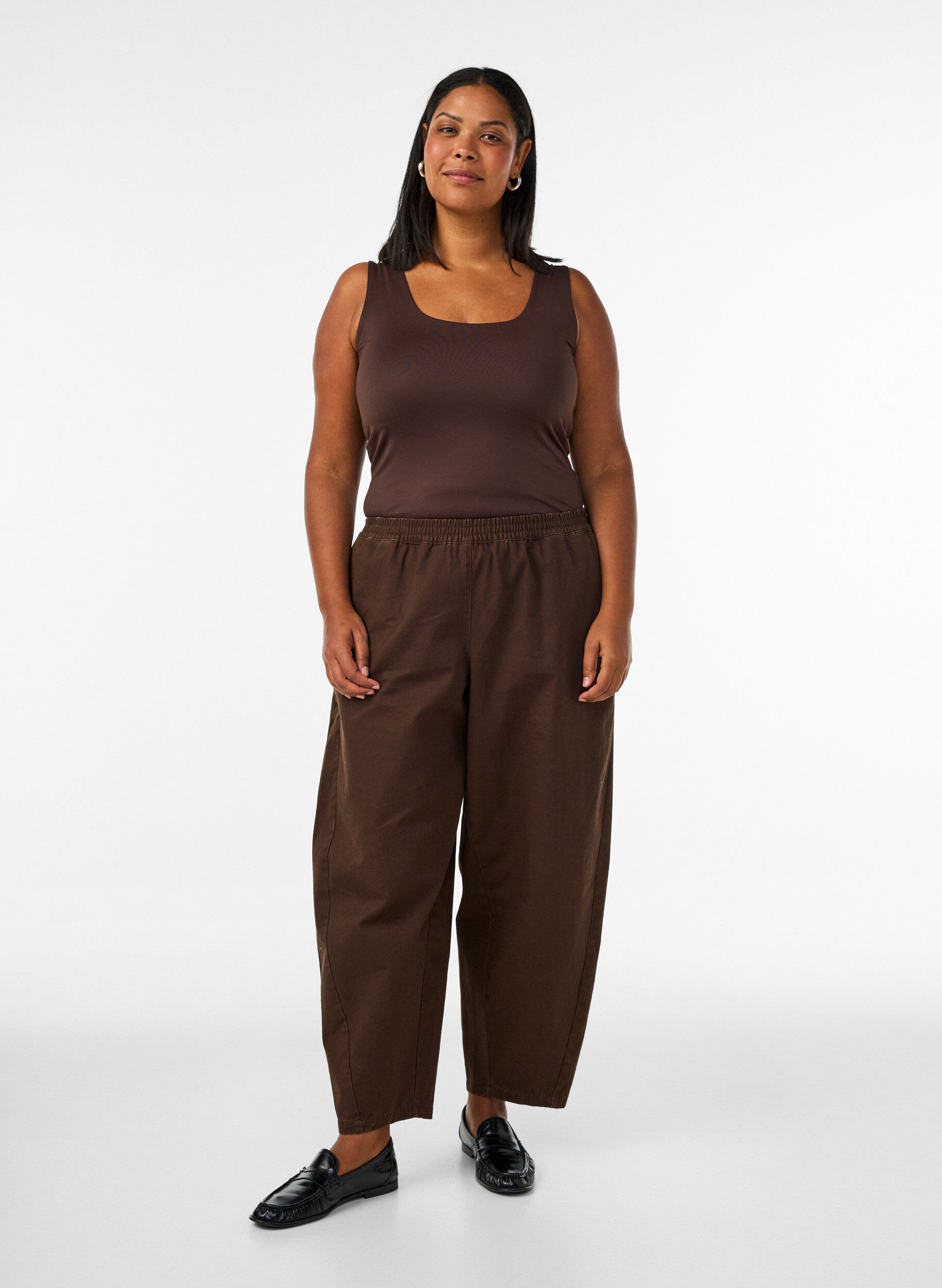 ZizziFigurbetontes Basic-Top aus glattem Stoff, Braun, Model image number 1