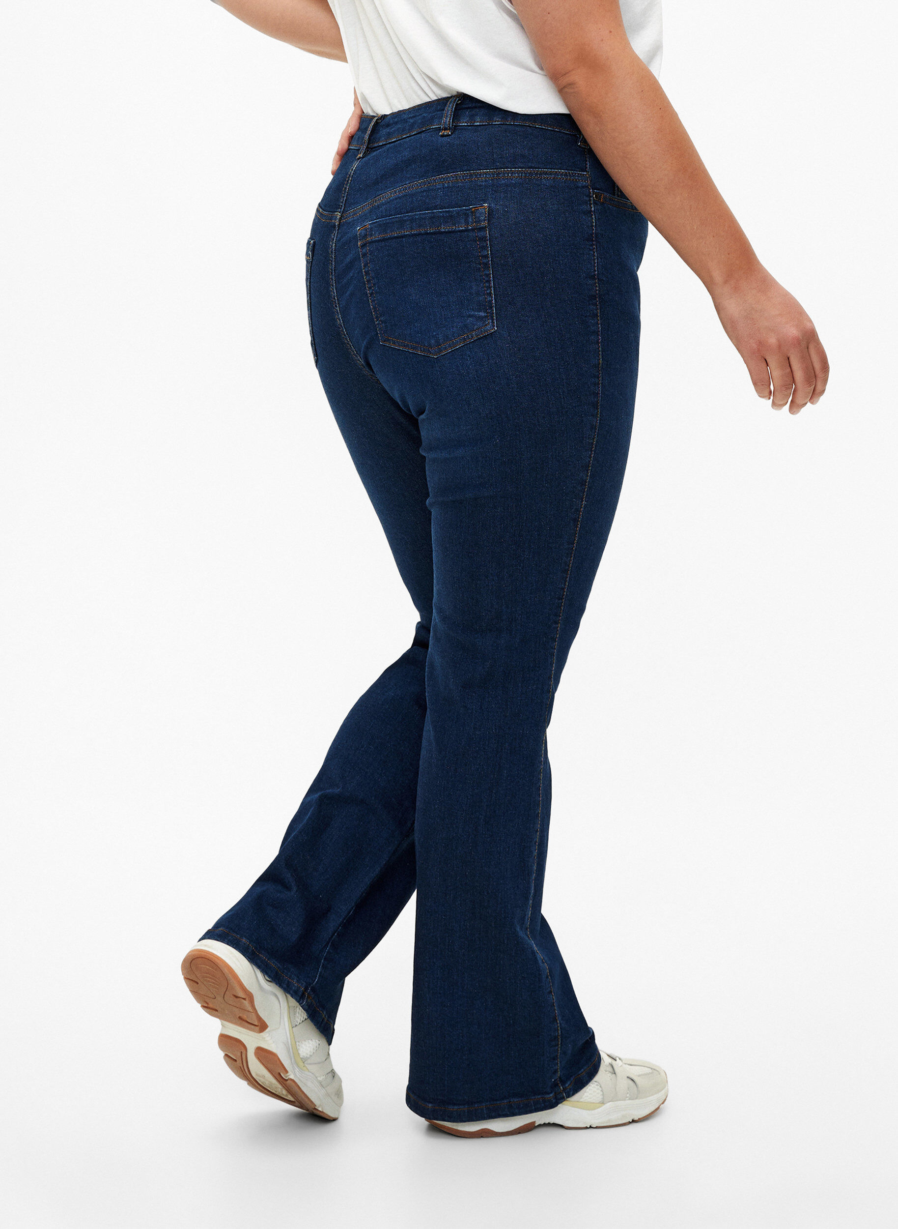 Zizzi Ellen Bootcut-Jeans mit hoher Taille, Blau, Model image number 2