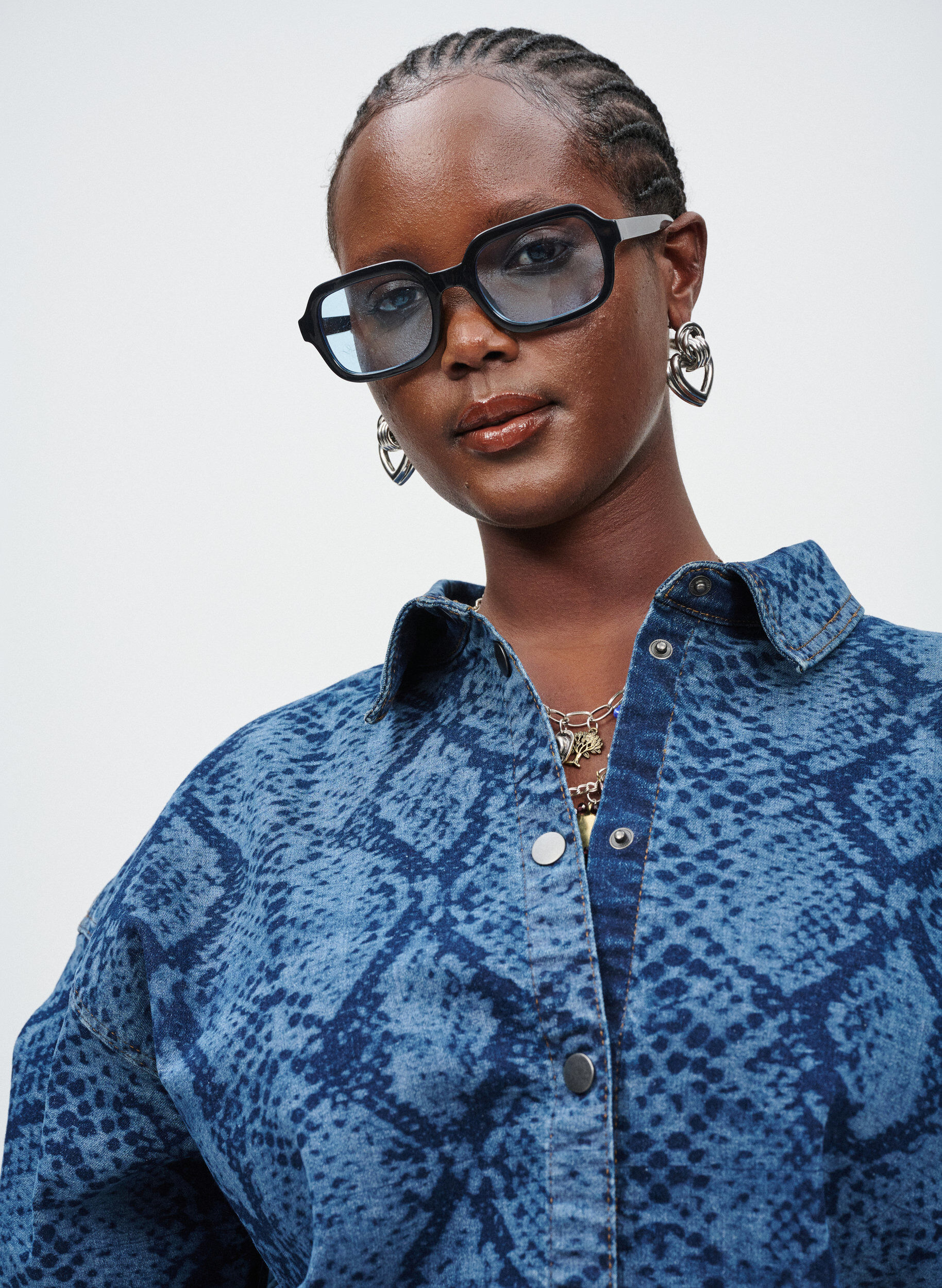 Zizzi Lockeres Hemd aus Denim mit Schlangenprint, Blau, Image image number 0