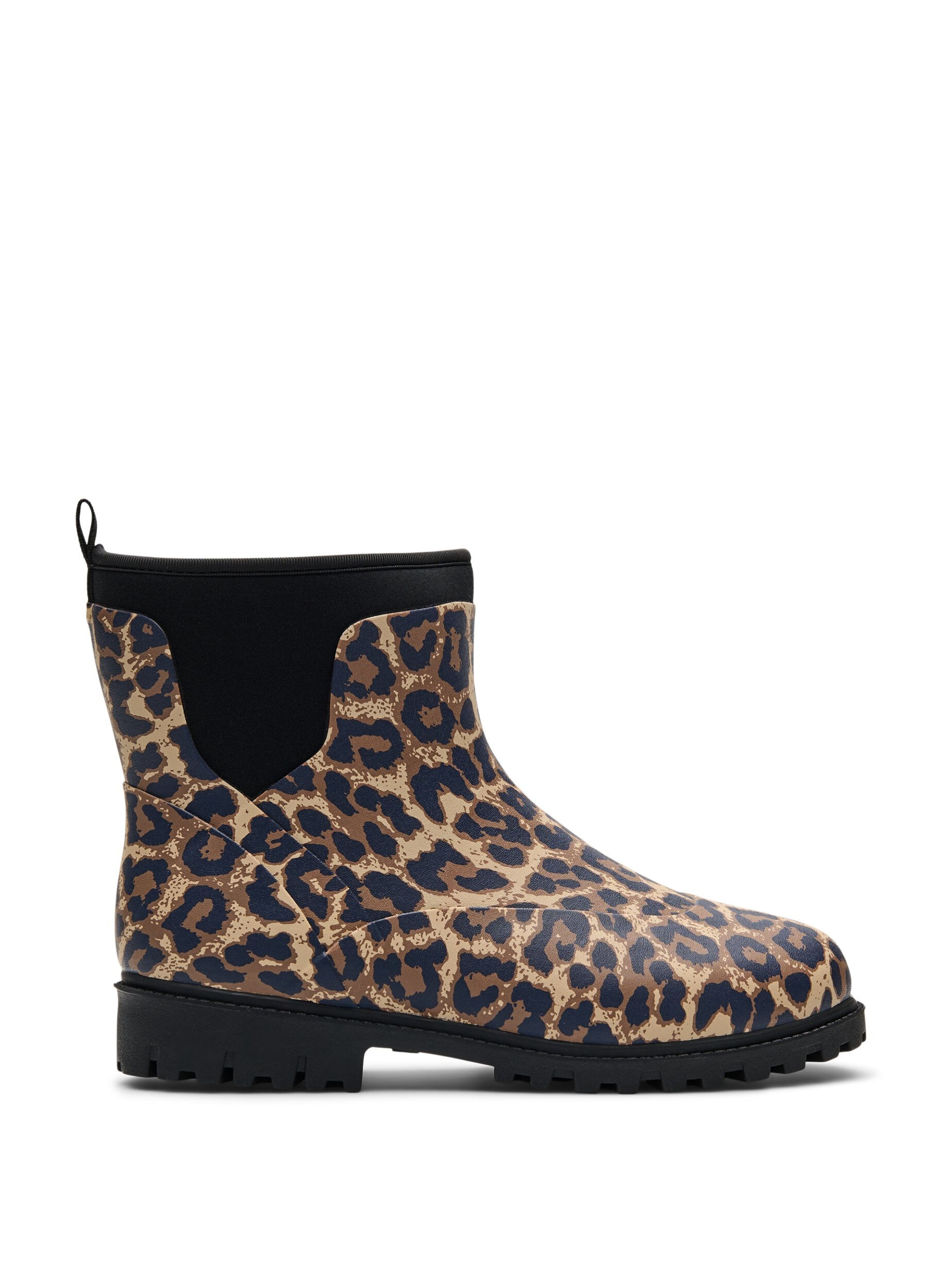 Zizzi Kurze Stiefel mit weitem Schaft aus elastischem Neopren, Leopard AOP, Packshot image number 0