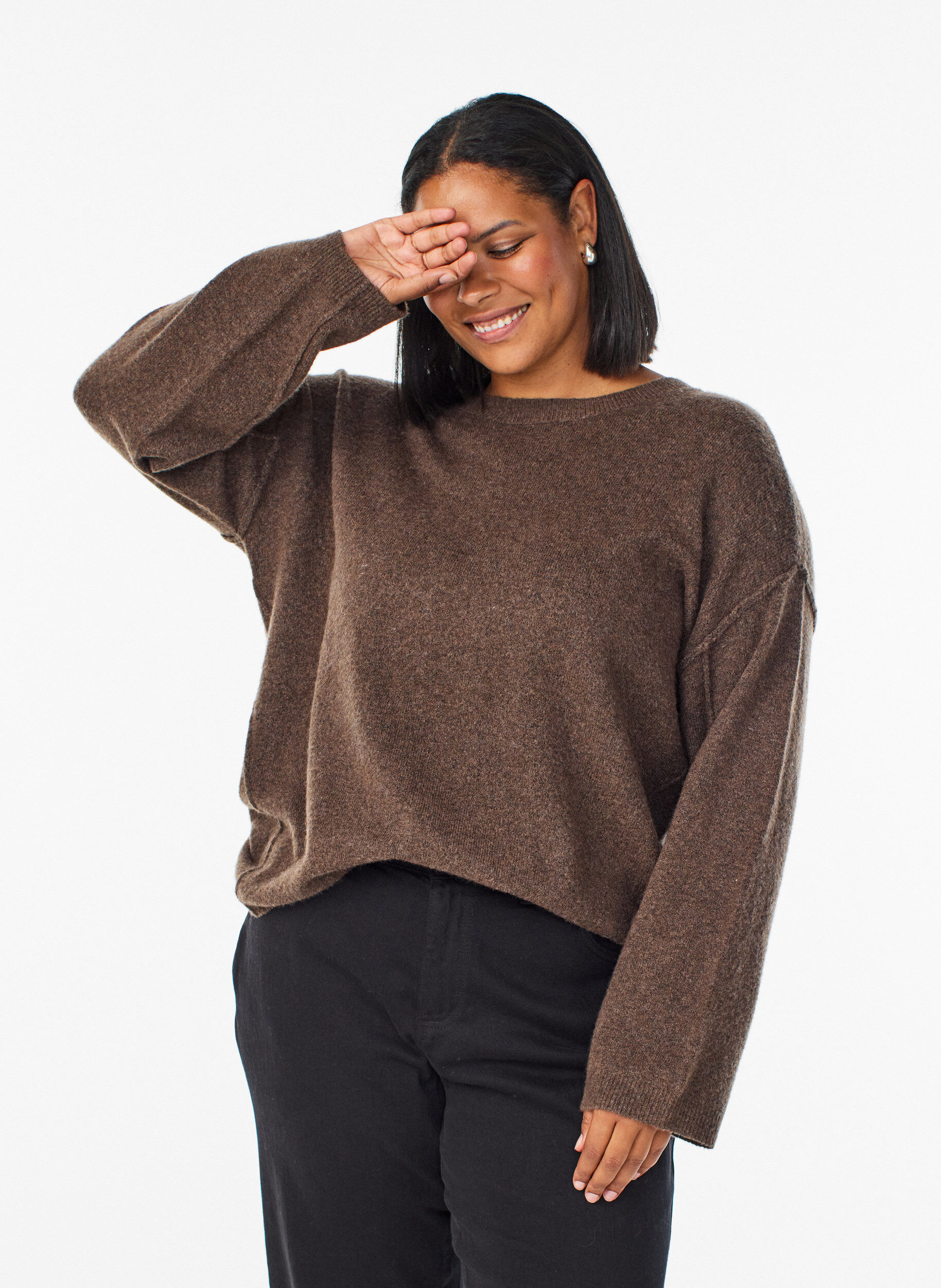 Lockerer Strickpullover mit Kontrastn&auml;hten, Braun, Model