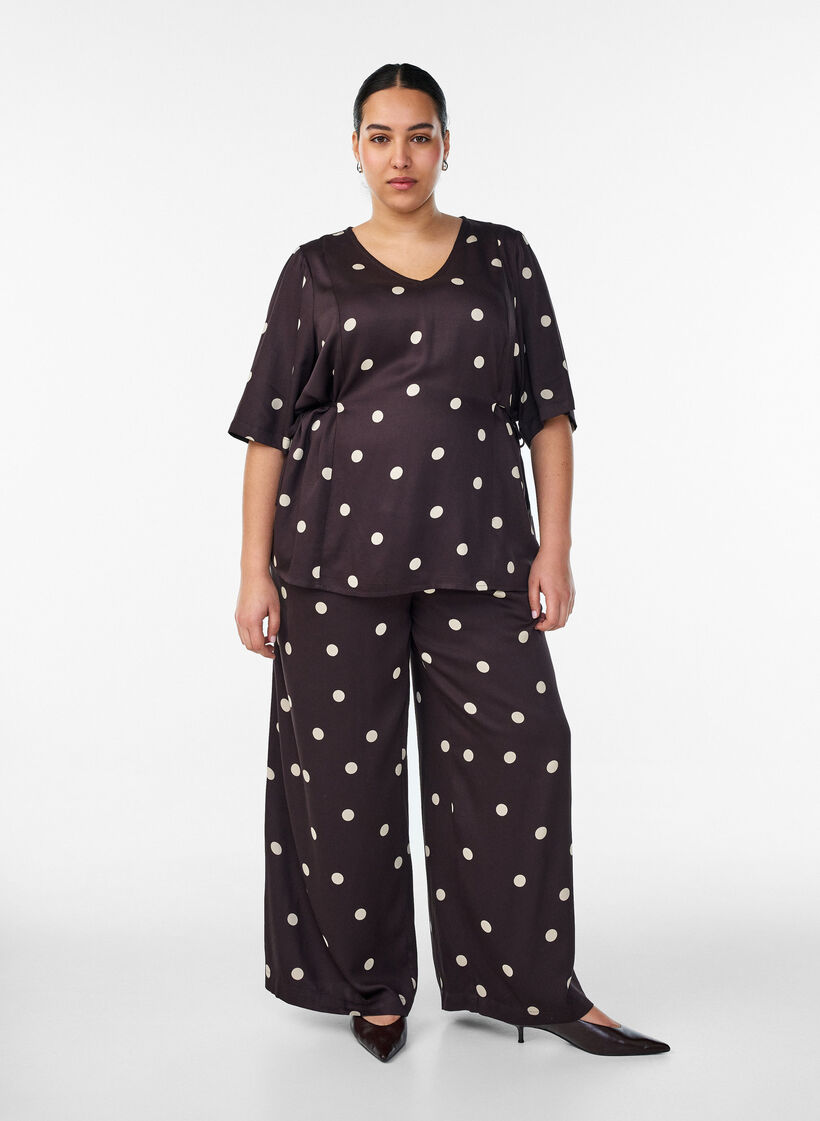 Hose aus Viskose mit Polka Dots und weitem Bein, Braun, Model