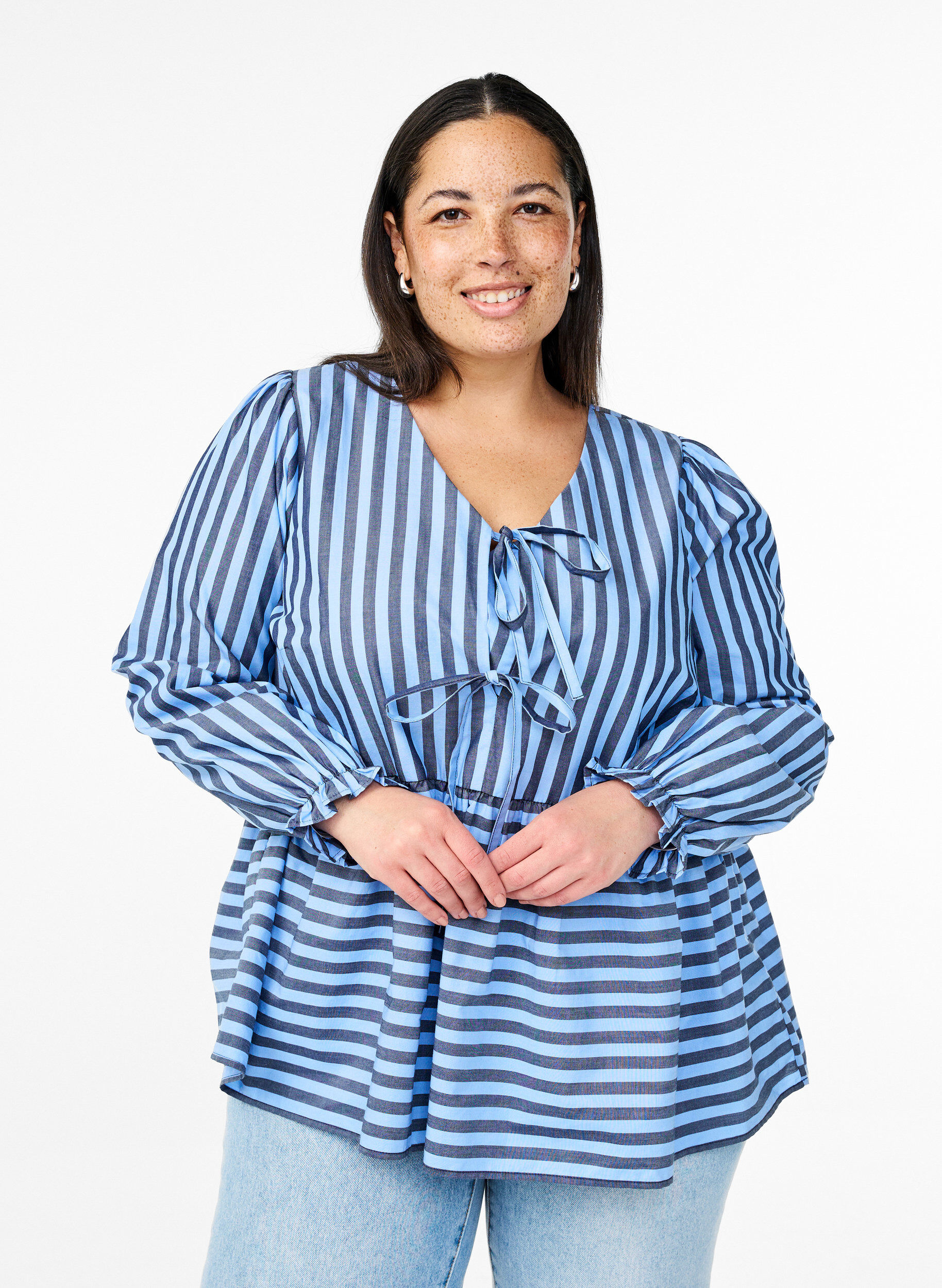 Zizzi Bluse mit Streifen und Schleifen, Blau, Model image number 0