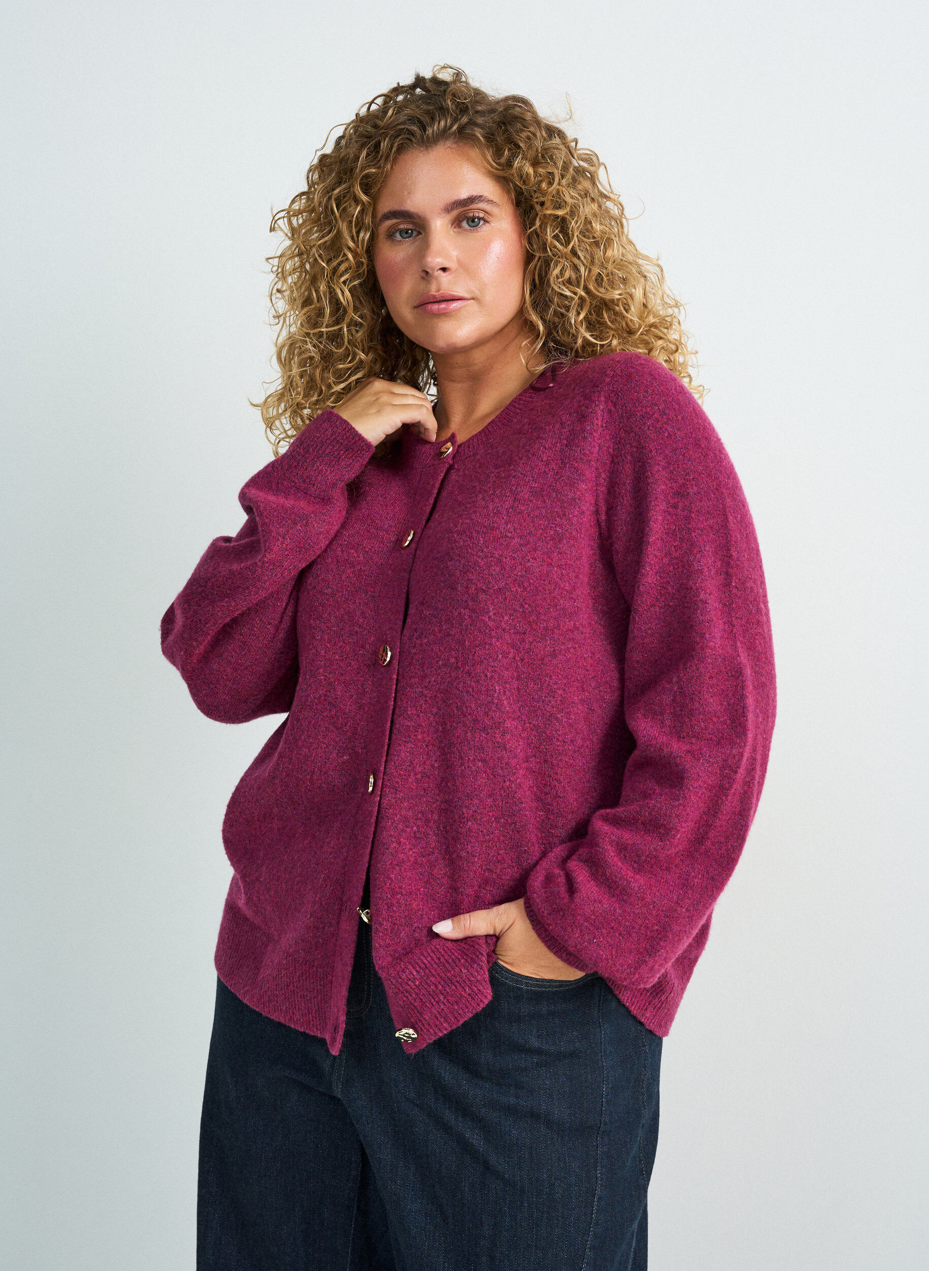 Cardigan en maille douce avec boutons dor&eacute;s, Rose poudr&eacute;e, Model
