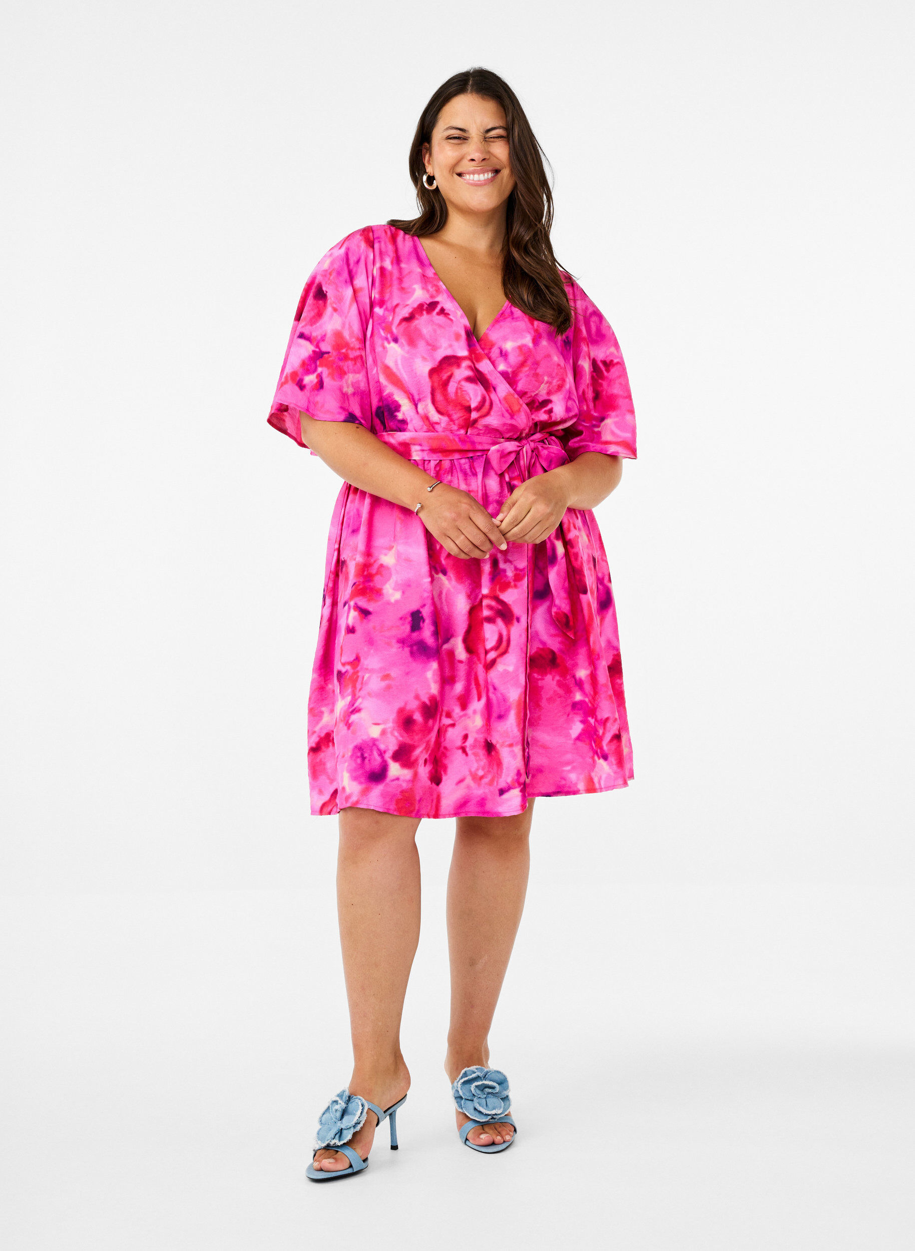 Zizzi Knielanges Kleid mit Blumenprint und Wickeloptik, Pink Rose AOP, Model image number 1