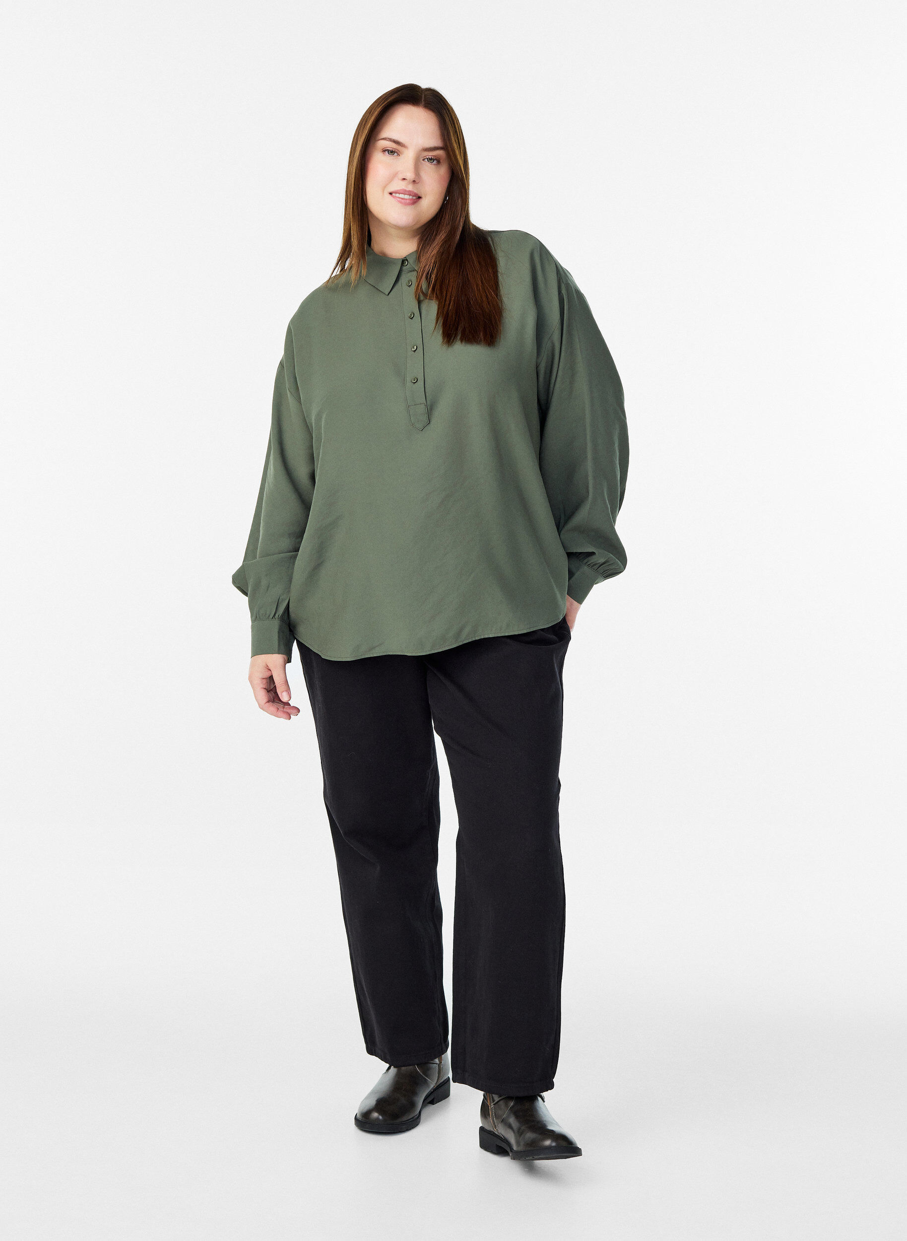 Zizzi Hemdbluse mit Knopfdetail am R&uuml;cken, Gr&uuml;n, Model image number 1