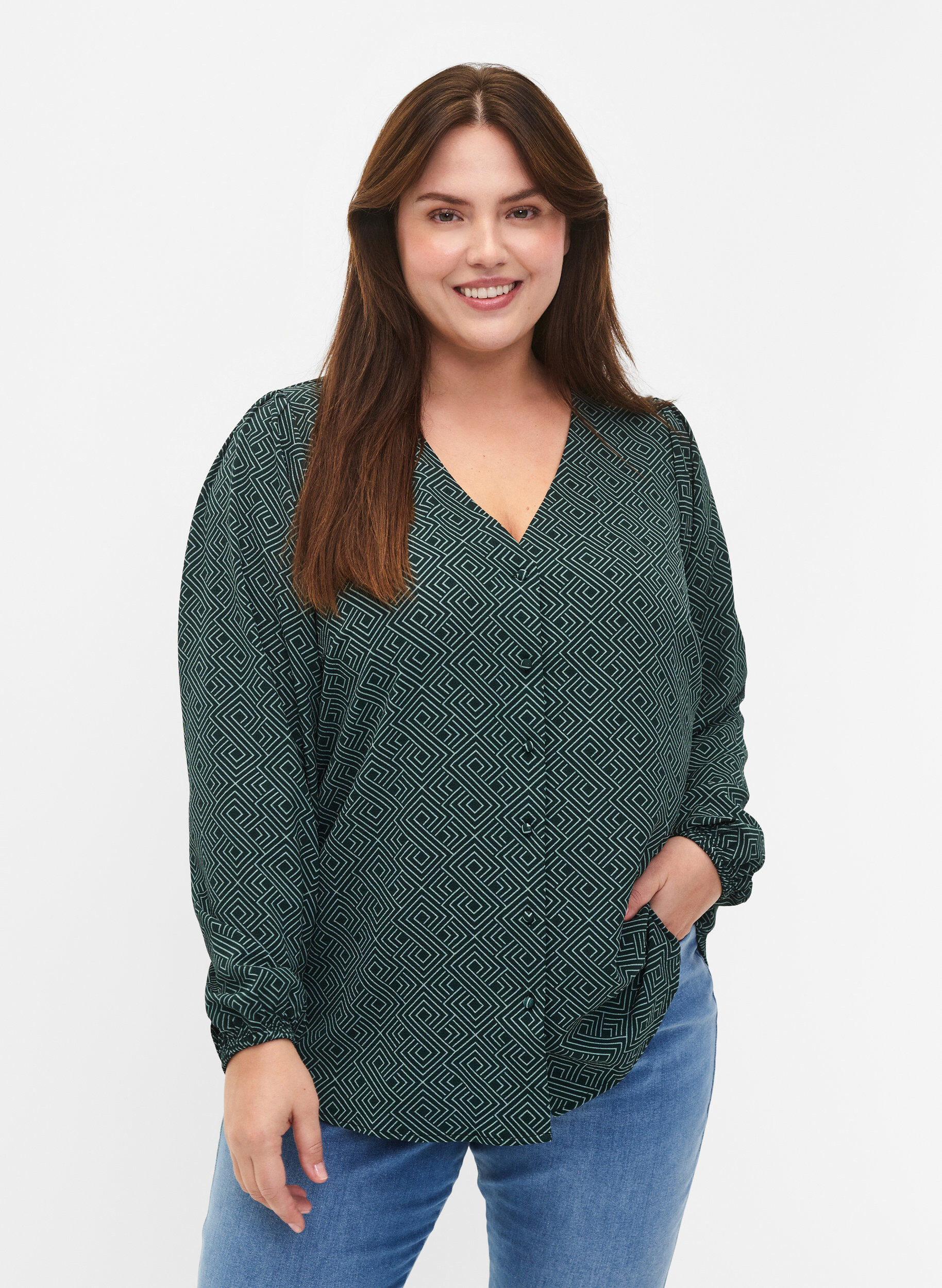 Zizzi  Hemdbluse mit V-Ausschnitt und Aufdruck, Scarab Graphic AOP, Model image number 0