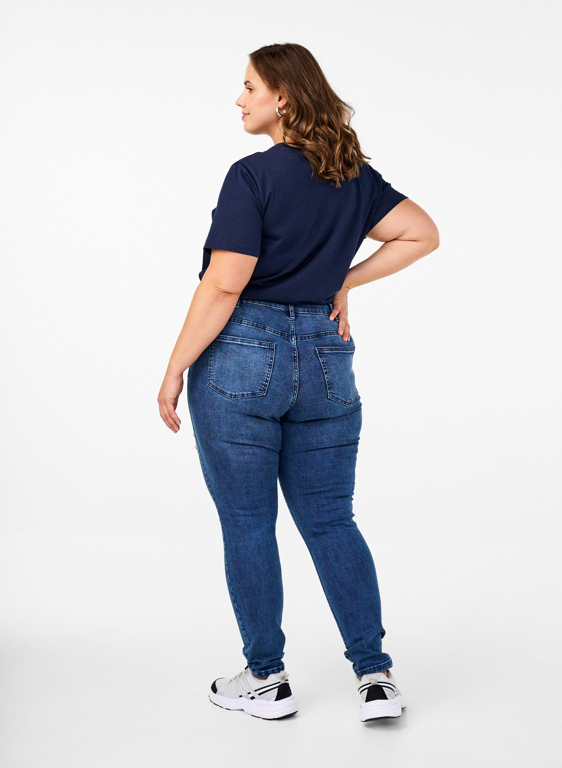 Zizzi Jeans Amy tr&egrave;s ajust&eacute; avec effet us&eacute;, Blue Denim, Model image number 1