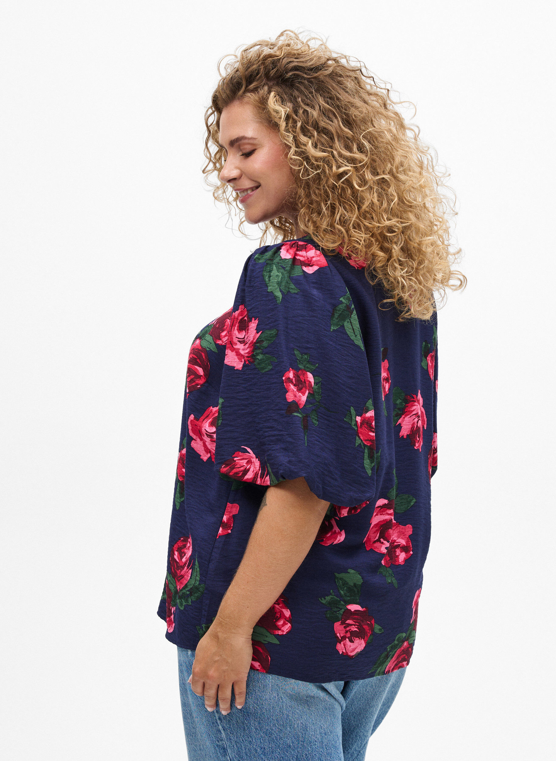 Zizzi Bluse mit Rosenprint und kurzen Ballon&auml;rmeln, Blau, Model image number 2