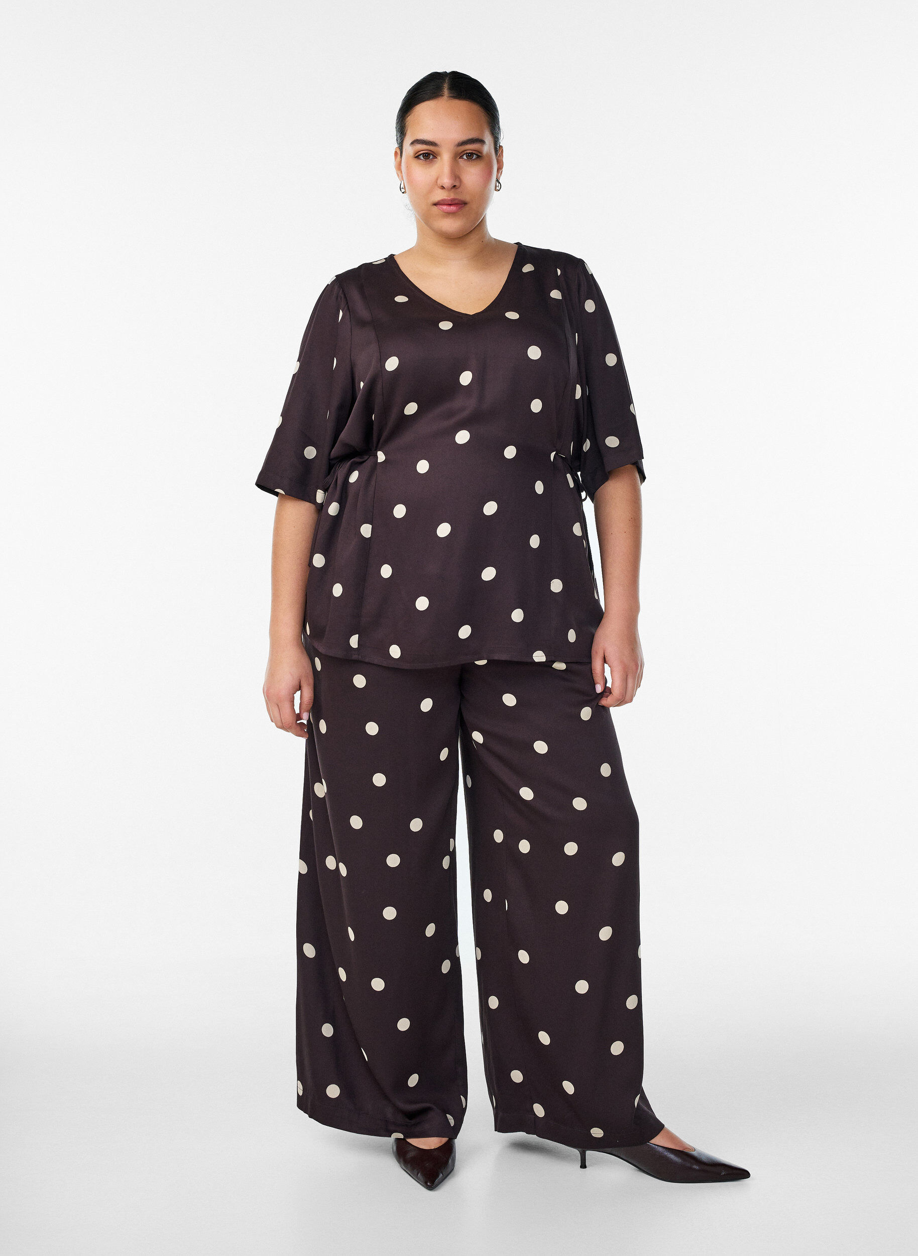 Pantalon en viscose &agrave; pois et &agrave; coupe ample, Marron, Model