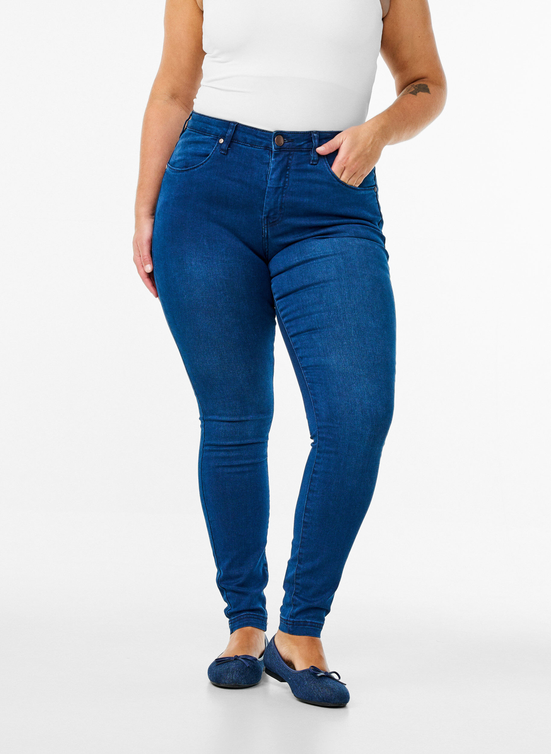 Zizzi Extra schmale Amy Jeans mit hoher Taille, Blue Denim, Model image number 2