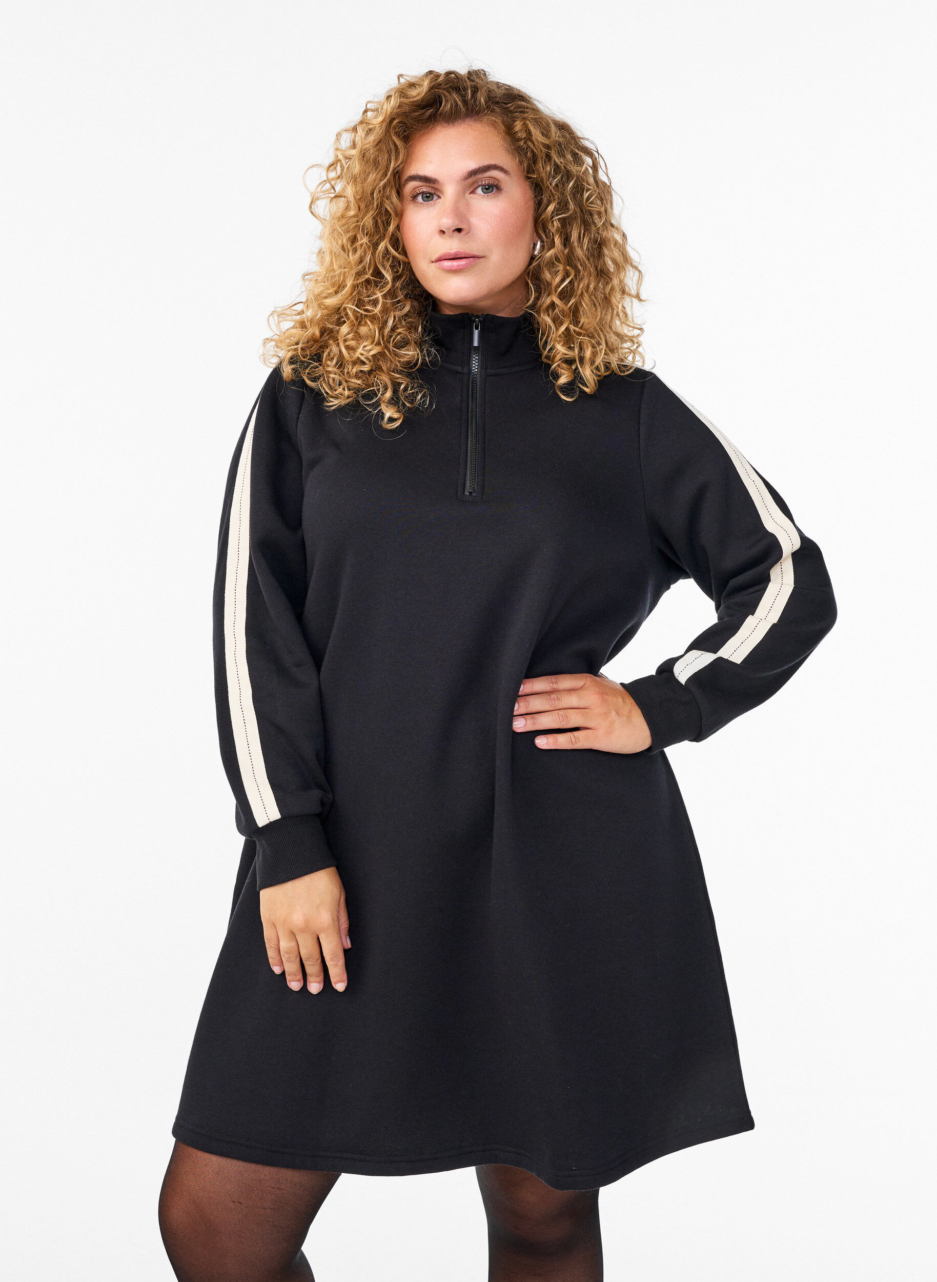Zizzi Robe sweat-shirt courte &agrave; col montant, Noir, Model image number 0