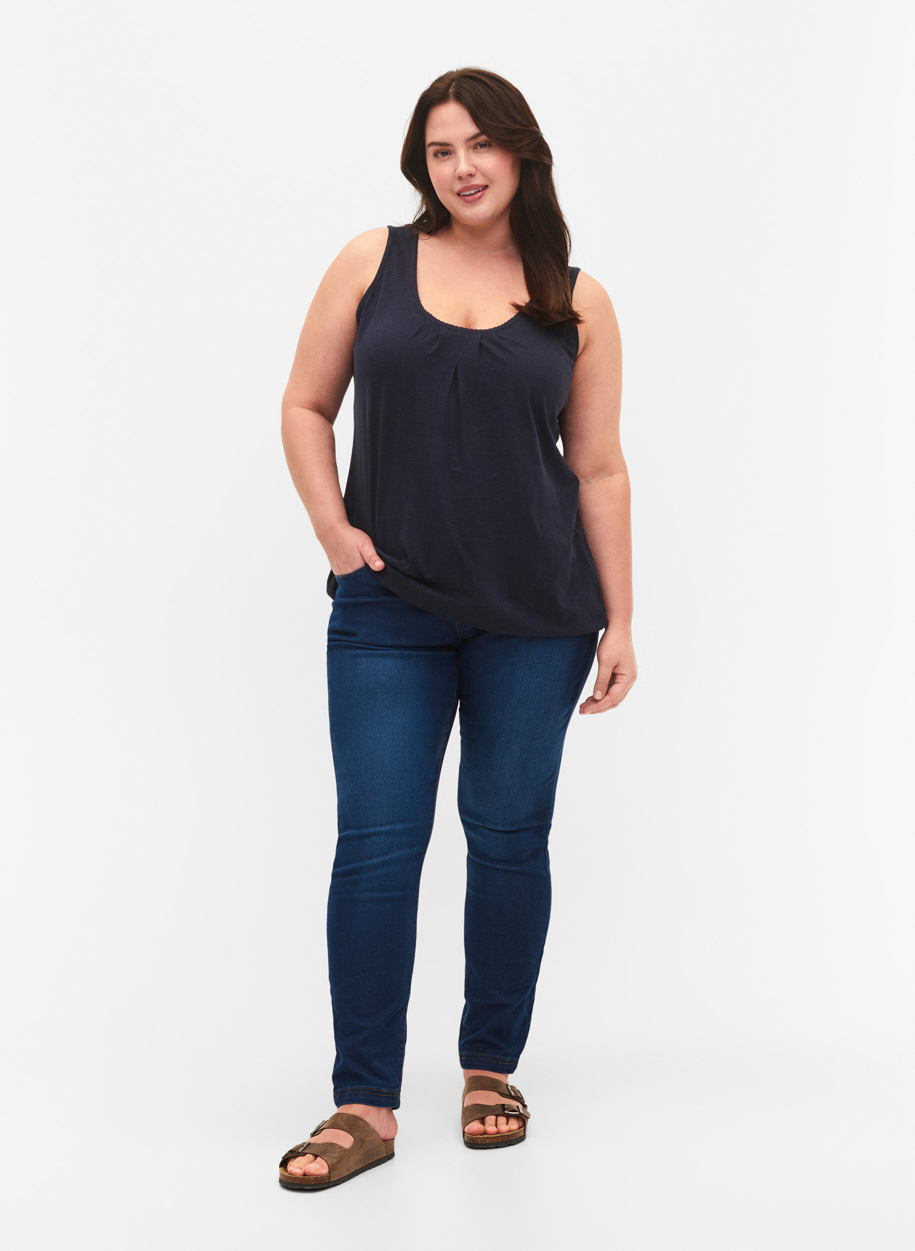 Zizzi Top en coton avec bordure en dentelle, Navy Blazer, Model image number 2