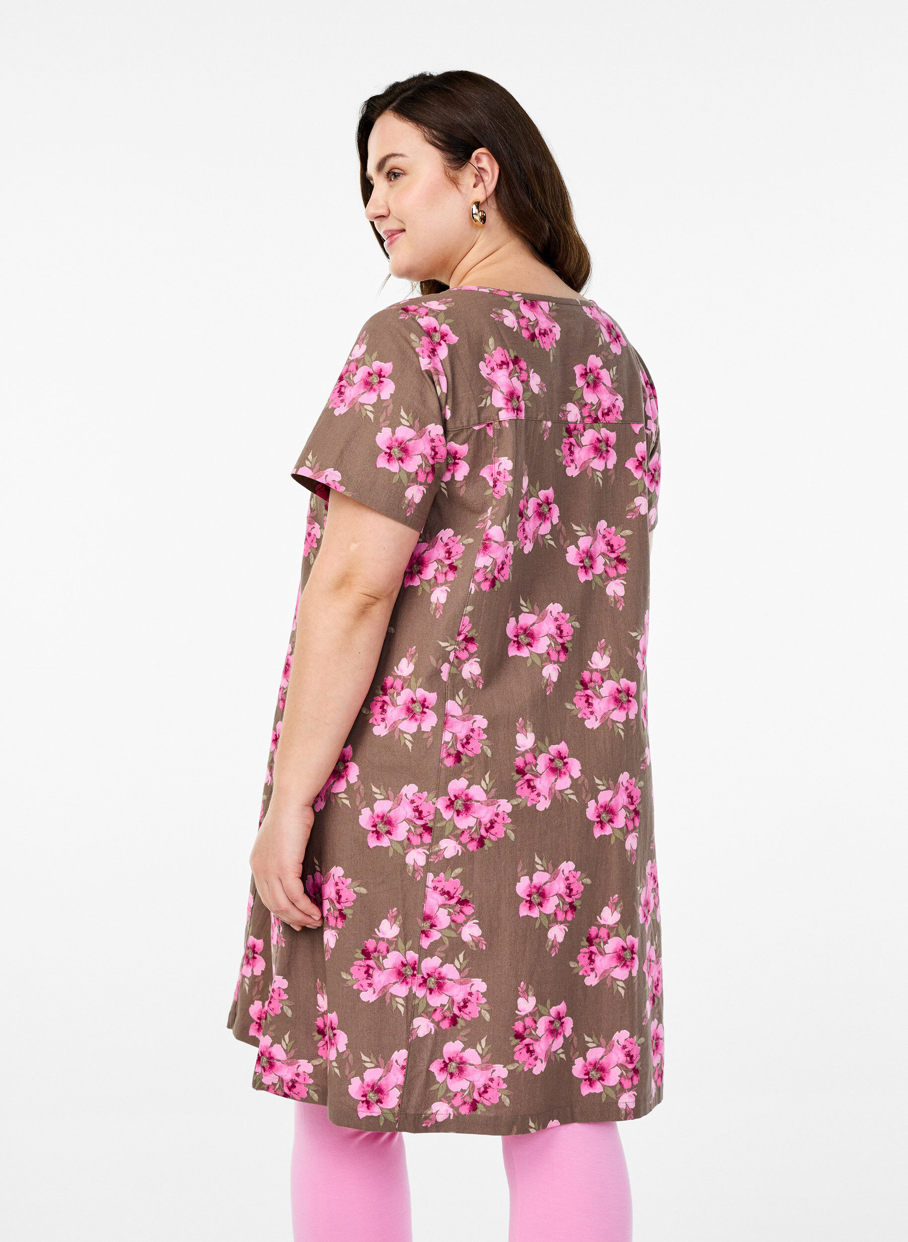 Zizzi Kurzes A-Linien-Kleid mit Leopardenmuster, Braun, Model image number 2