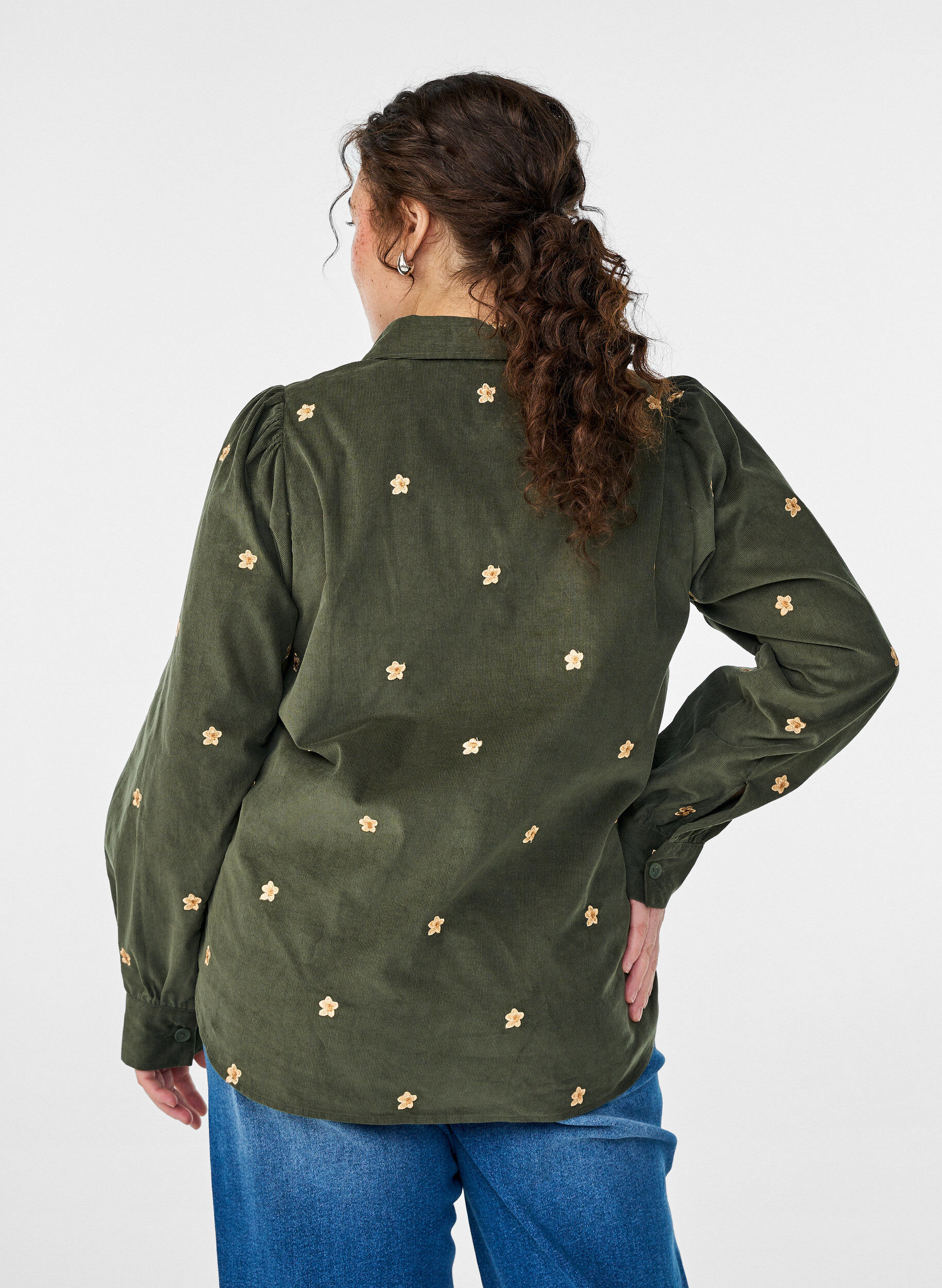 Zizzi Cordbluse mit gestickten Blumen, Gr&uuml;n, Model image number 2