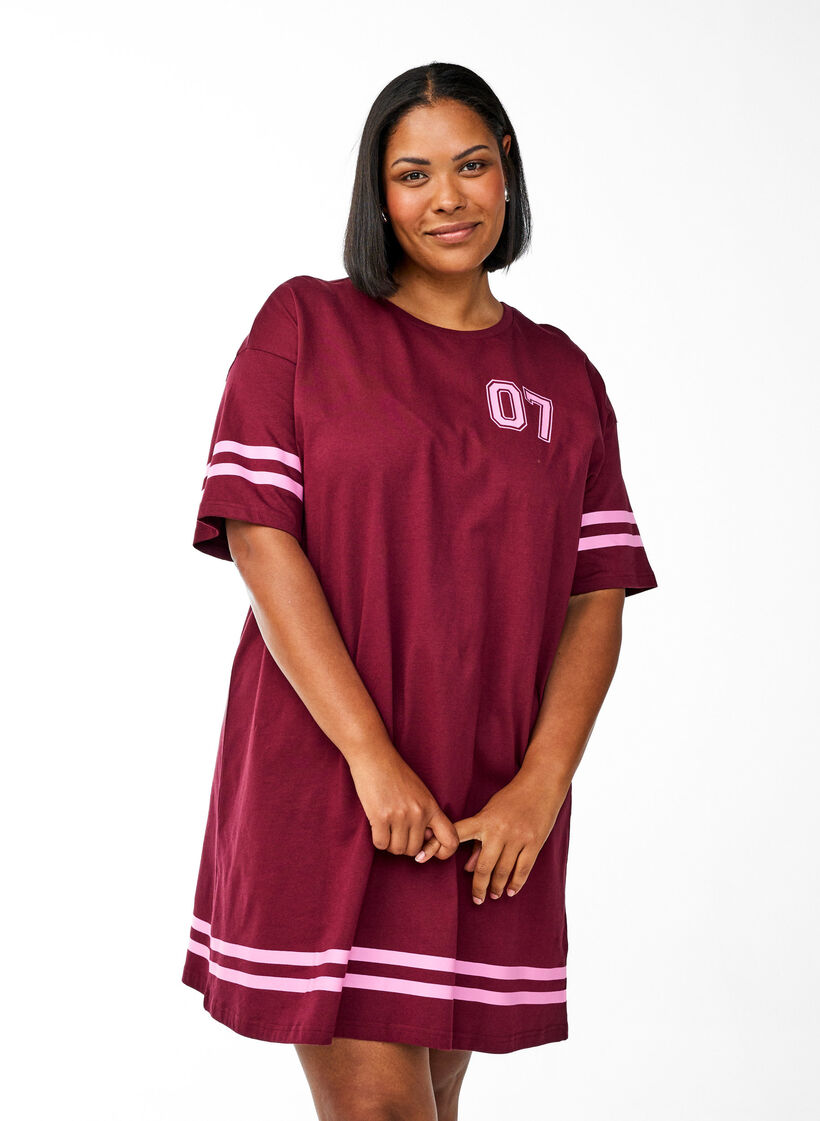 Robe T-shirt courte avec d&eacute;tails sport, Bordeaux fonc&eacute;, Model image number 0