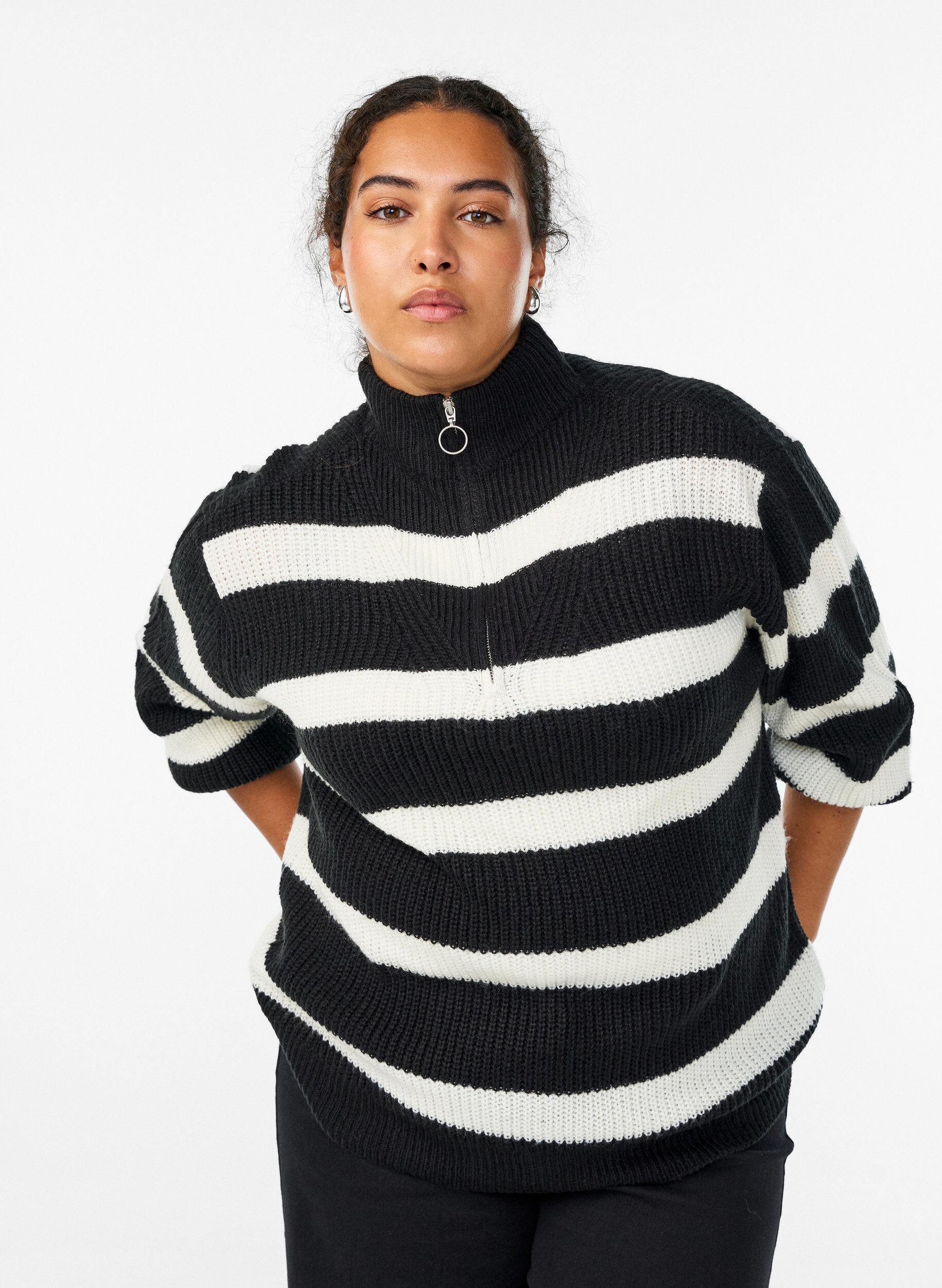 Strickpullover mit hohem Kragen und Rei&szlig;verschluss, Schwarz, Model