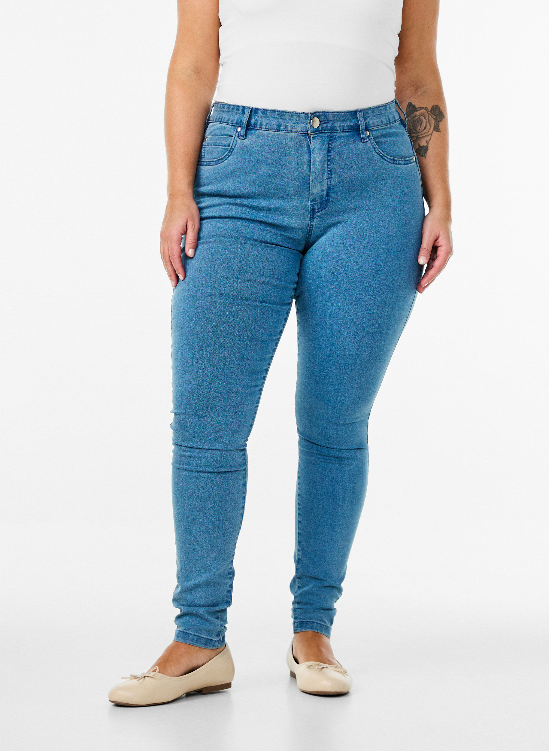 Zizzi Hochtaillierte Super Slim Amy Jeans, Blau, Model image number 2