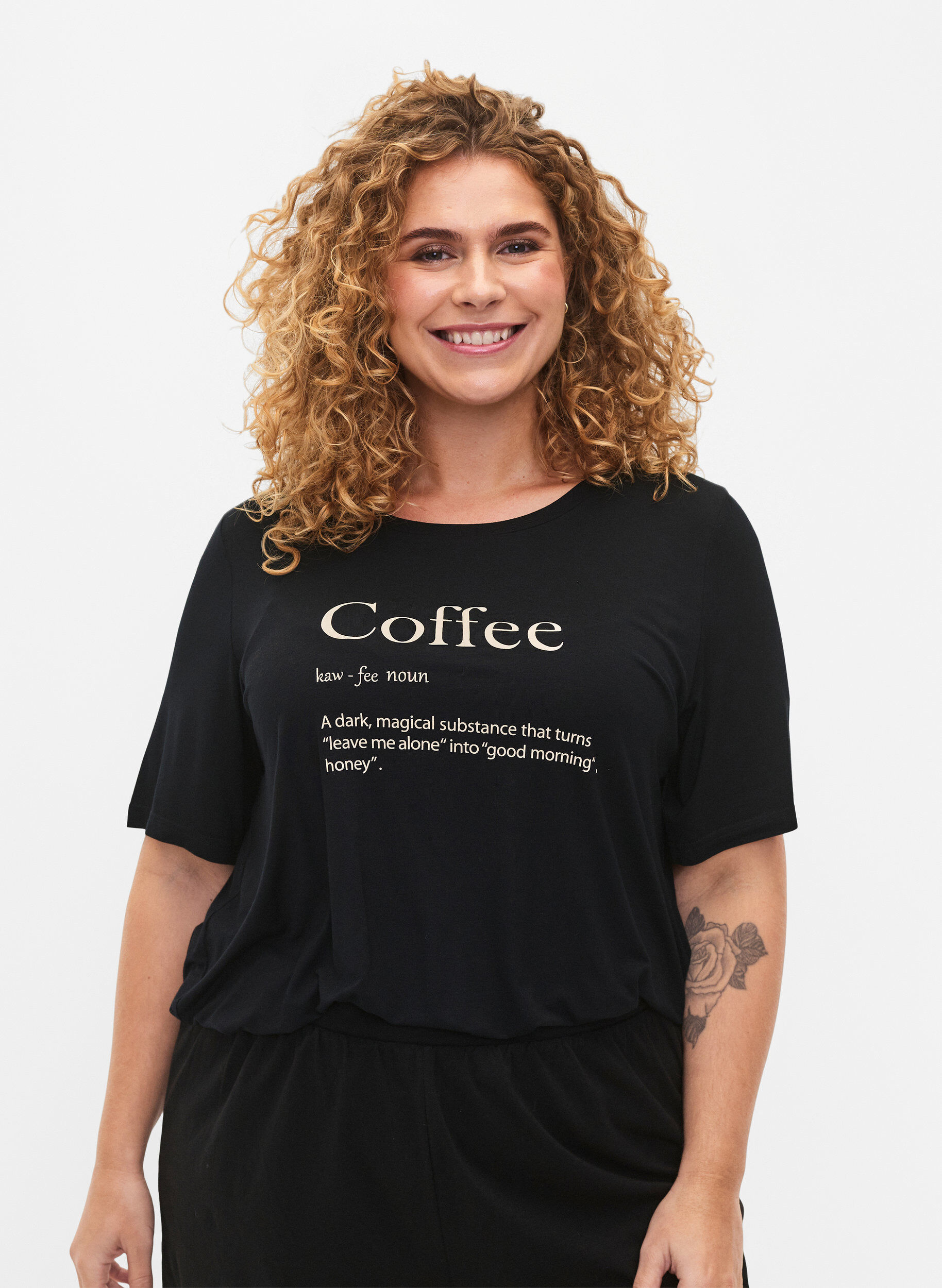 Zizzi T-shirt de nuit &agrave; manches courtes en viscose, Black Coffee, Model image number 0