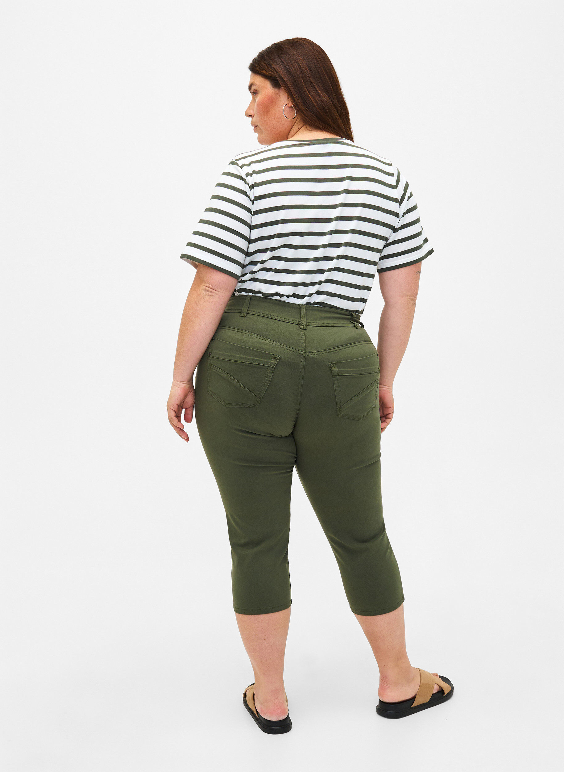 Zizzi Pantalon capri ajust&eacute; en m&eacute;lange de viscose, Thyme, Model image number 1