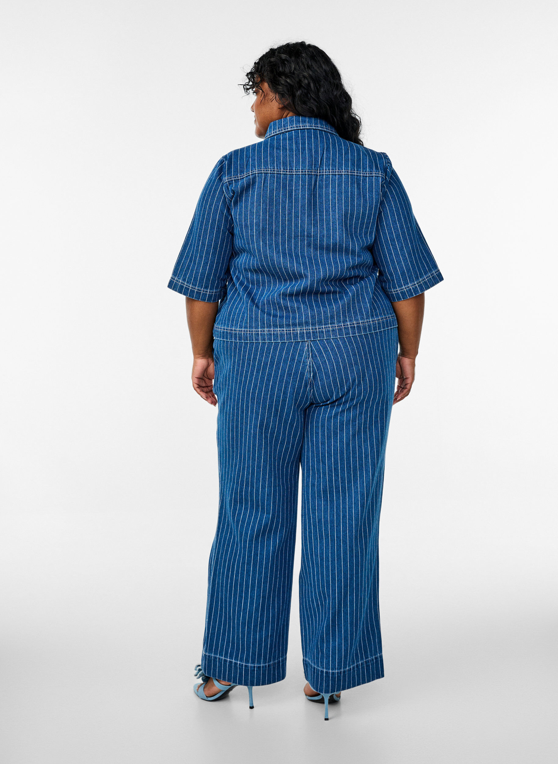 Zizzi Jeans mit weitem Bein und Streifen, Blau, Model image number 1