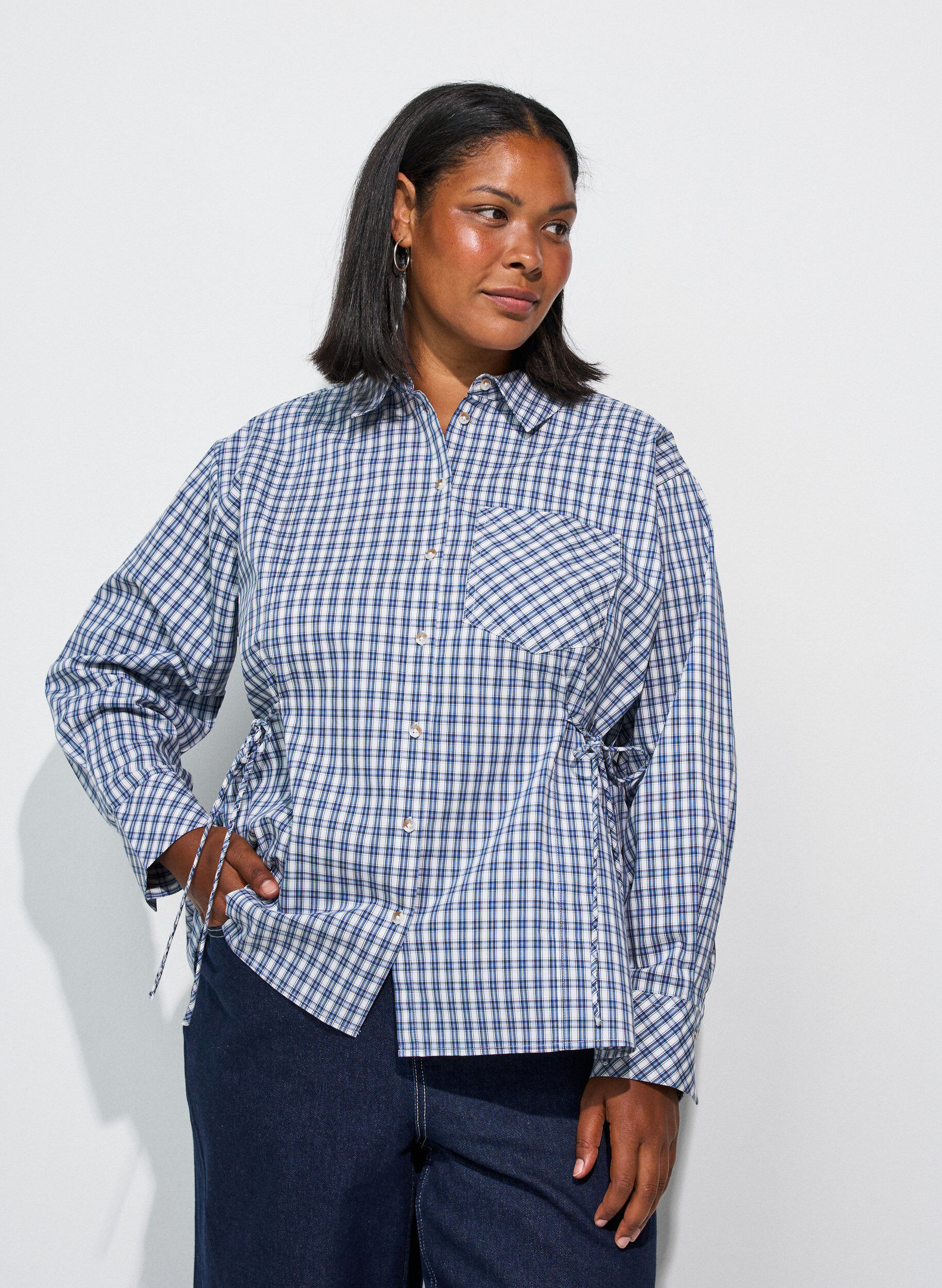 ZizziLockeres kariertes Hemd mit Bindeg&uuml;rtel, Blau, Model image number 3