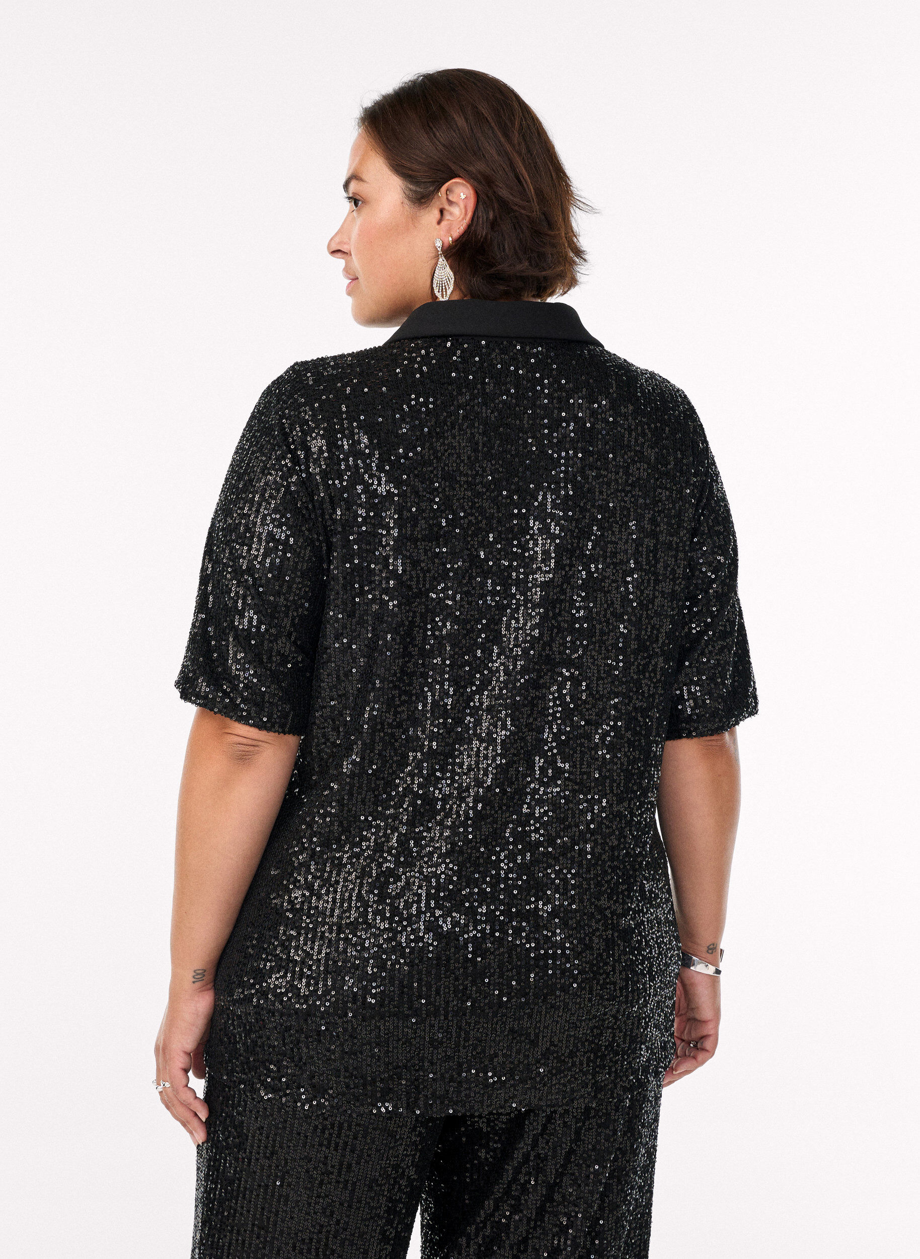 Zizzi Blouse &agrave; paillettes avec col polo et manches courtes, Noir, Model image number 2