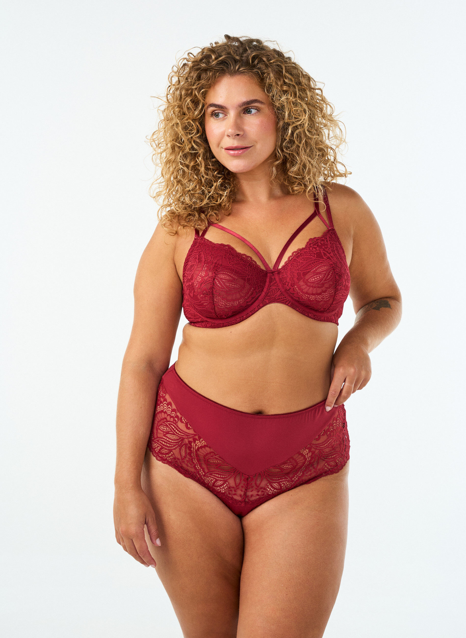 ZizziHoch taillierter Hipster-String mit Spitze, Rot, Model image number 0