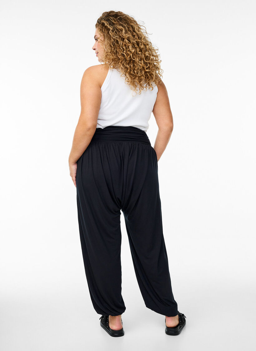 Haremshose mit weiter Passform, Schwarz, Model image number 1