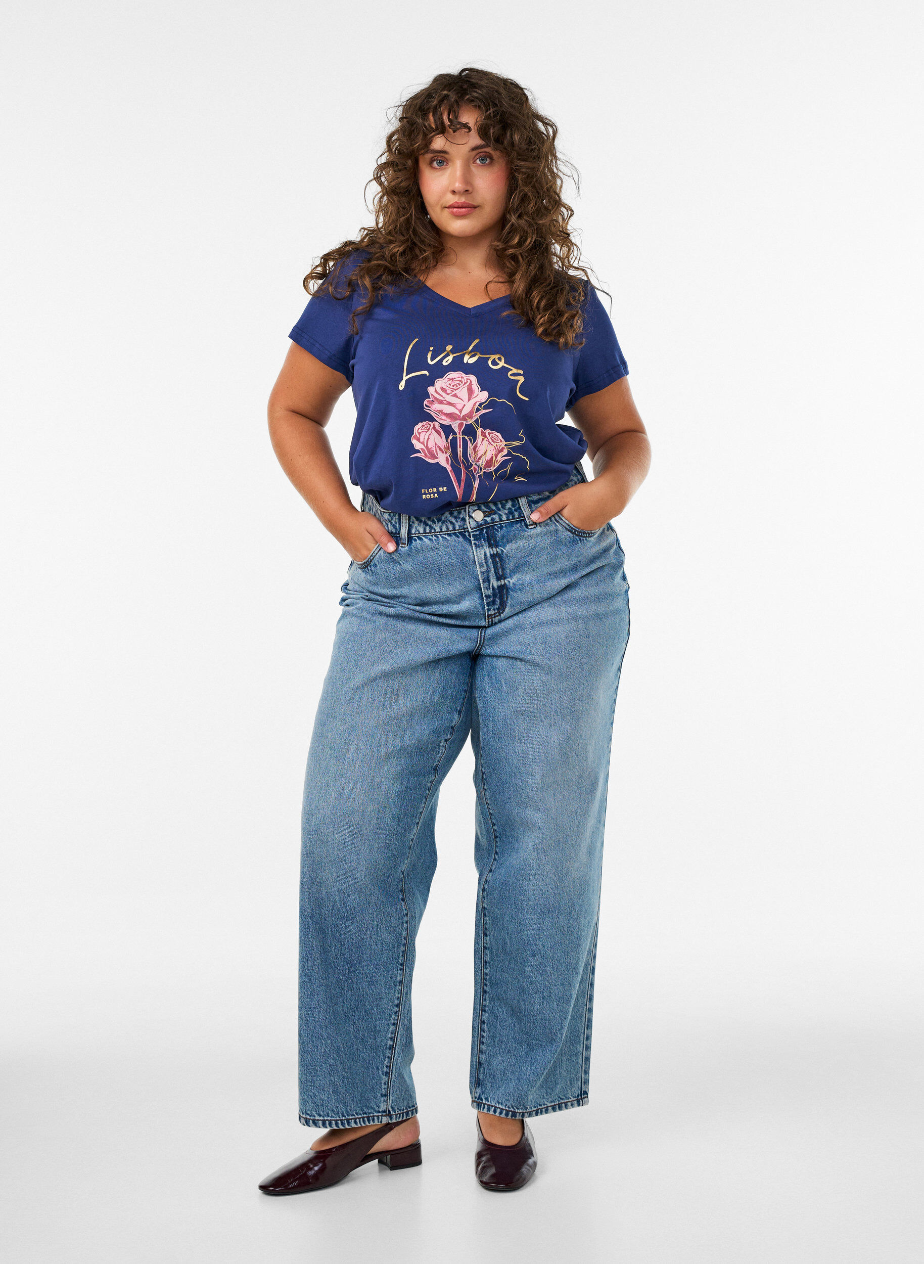 ZizziT-Shirt aus Baumwolle mit Frontprint und V-Ausschnitt, Blau, Model image number 1