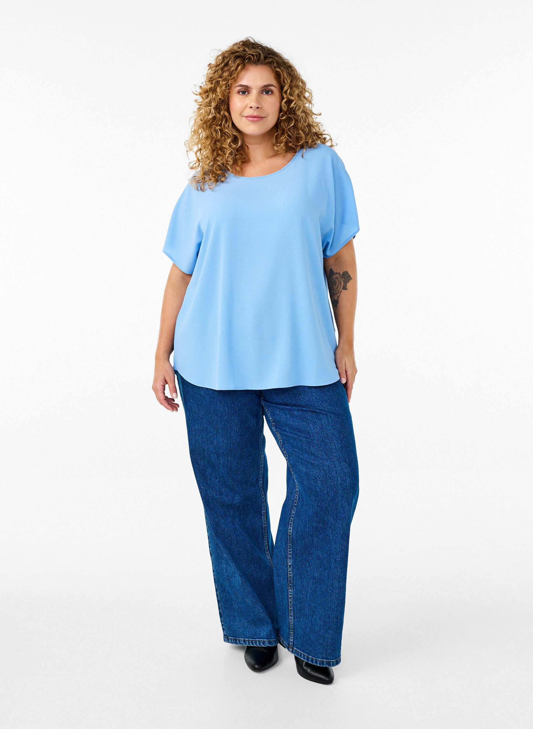 Zizzi Bluse mit kurzen &Auml;rmeln und Rundhalsausschnitt, Blau, Model image number 1