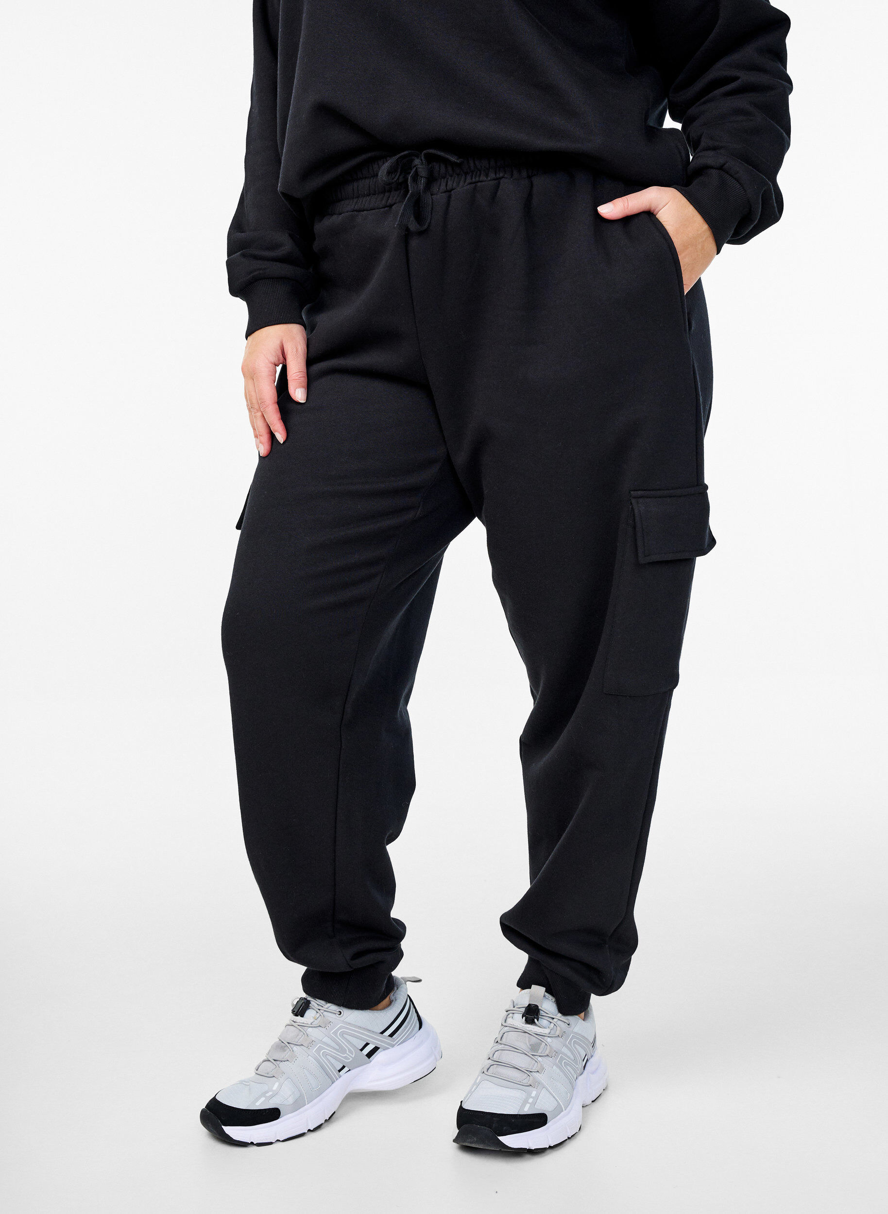 Zizzi Pantalon cargo en mati&egrave;re douce et confortable, Black, Model image number 2
