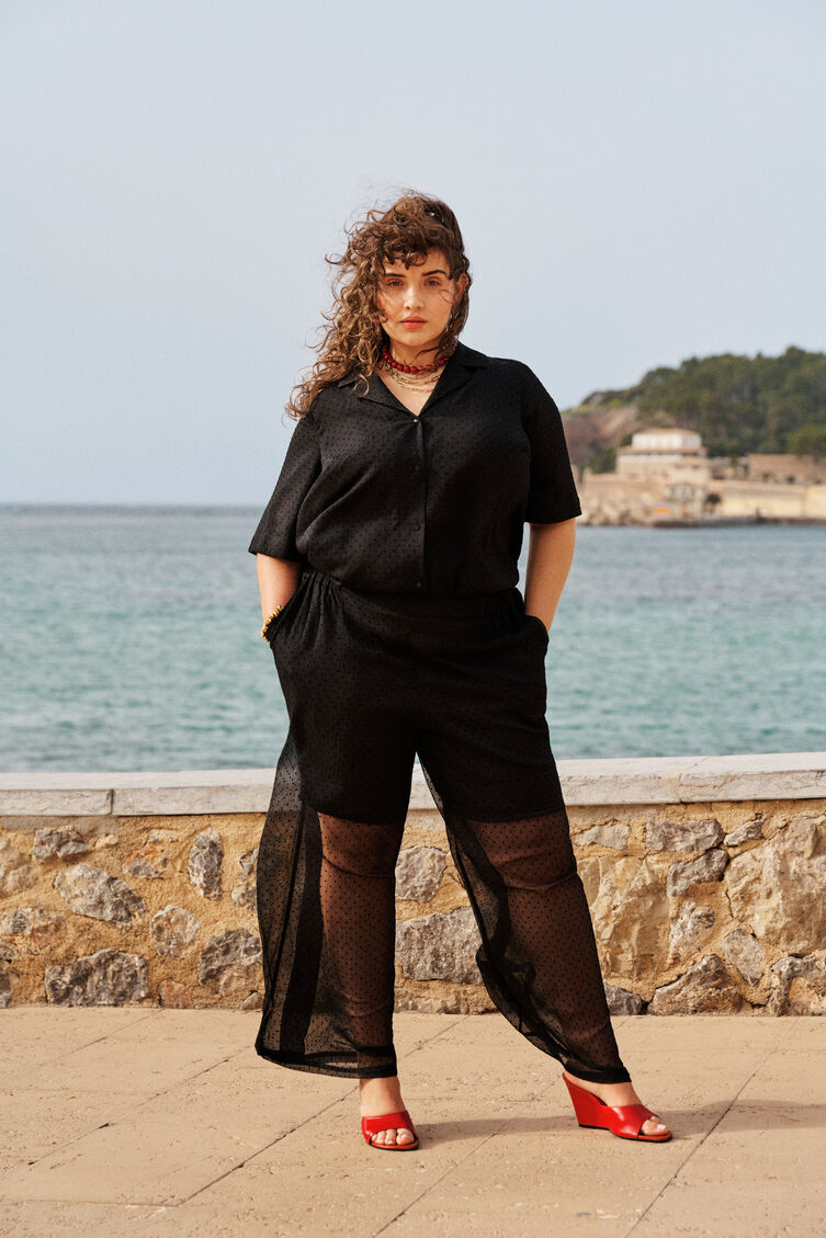 Elegantes Schwarz mit roten Akzenten, , Model