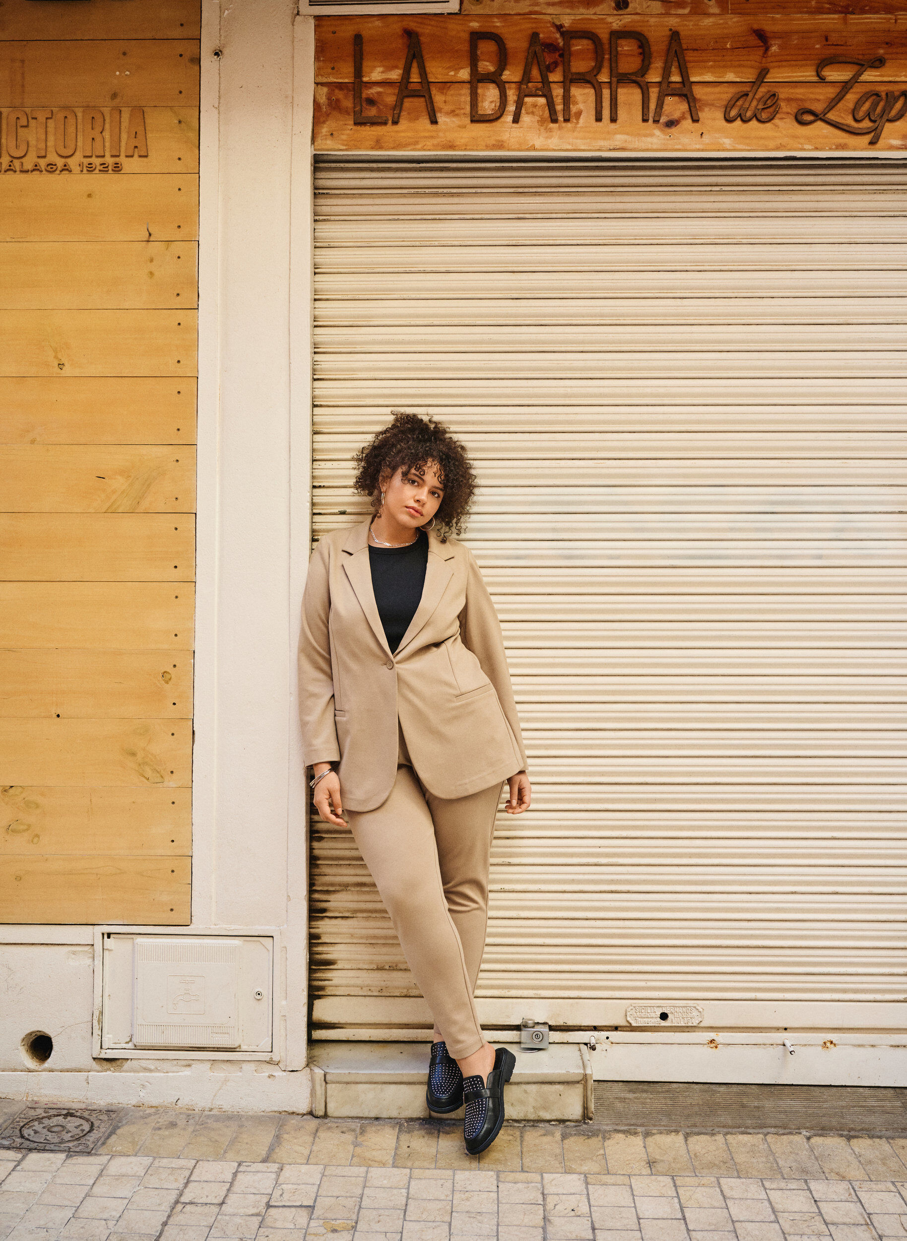 Zizzi Blazer simple avec fermeture &agrave; boutons, Beige, Image image number 0