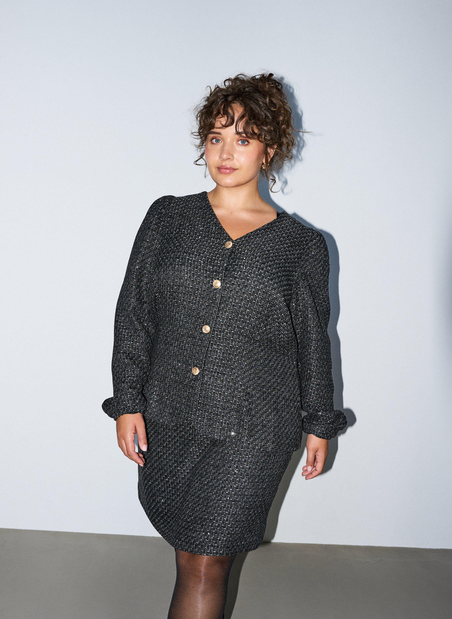 ZizziBoucl&eacute;-Jacke mit Pailletten und Zierkn&ouml;pfen, Schwarz, Model image number 0