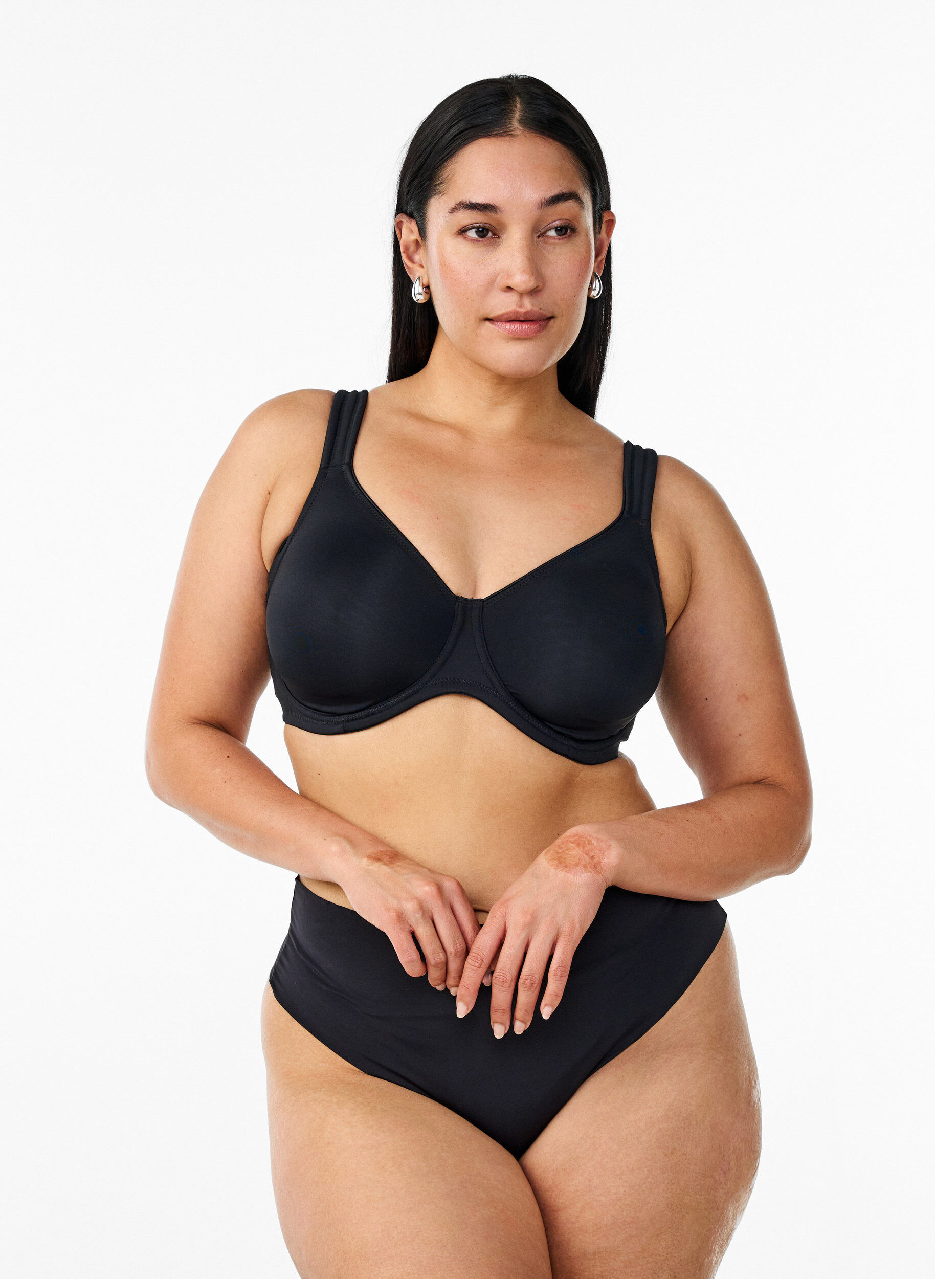 ZizziBequemer BH mit B&uuml;gel und geformten Cups, Schwarz, Model image number 1