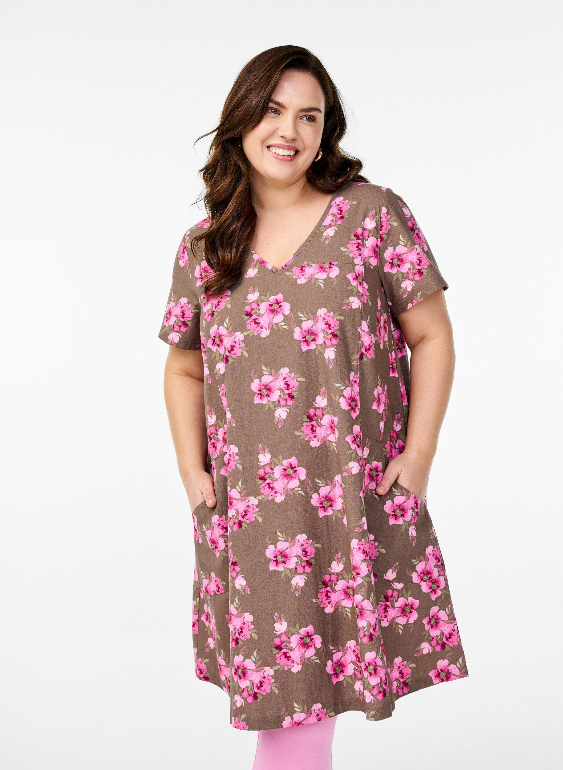 Zizzi Kurzes A-Linien-Kleid mit Leopardenmuster, Braun, Model image number 0