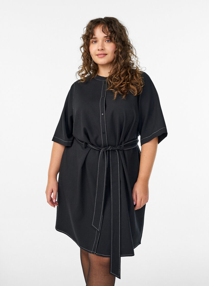 Robe chemise courte avec surpiq&ucirc;res contrastantes et ceinture &agrave; nouer, Noir, Model