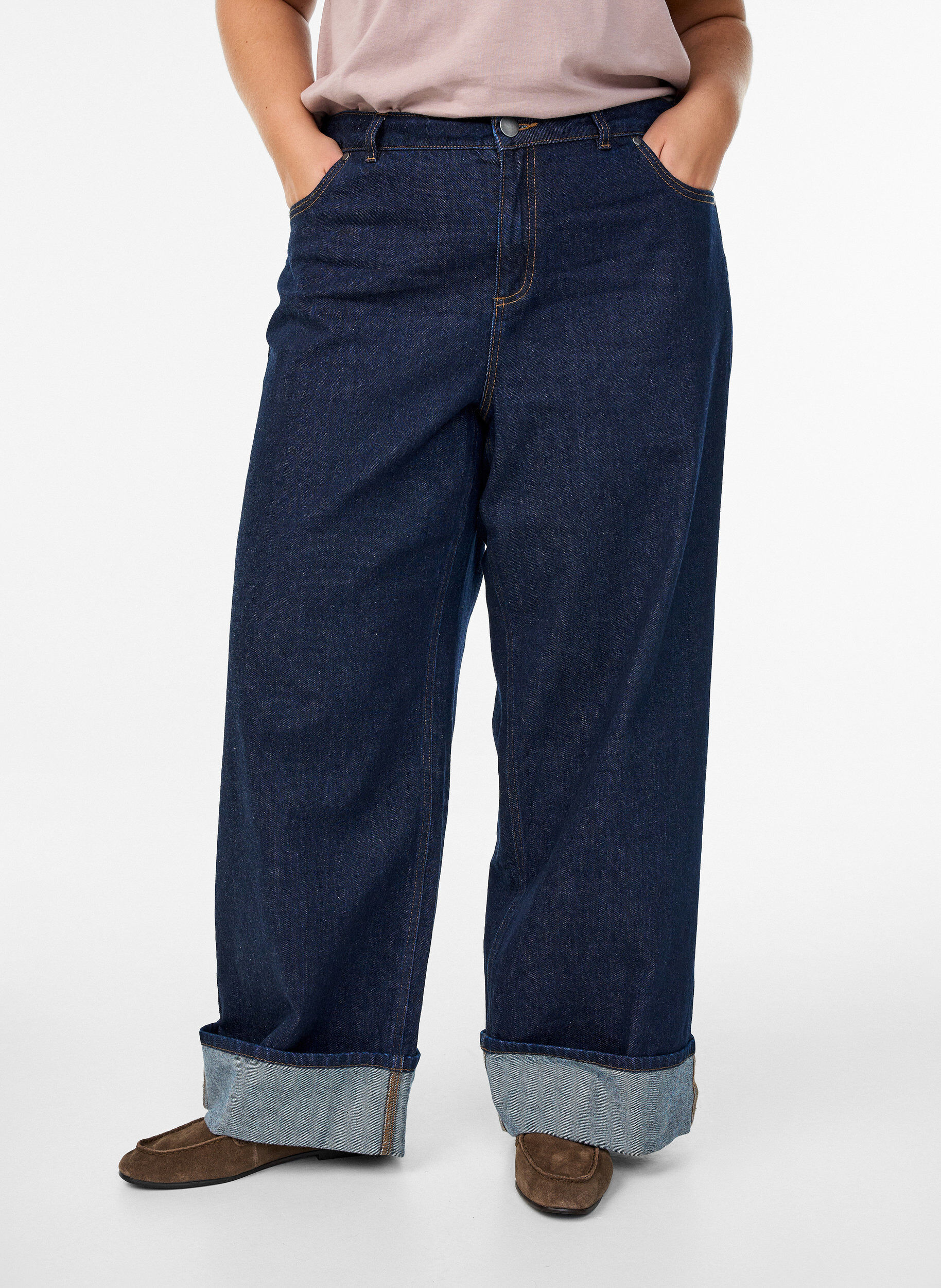 Zizzi Straight-Fit-Jeans mit weitem Bein und Umschlag, Blau, Model image number 2
