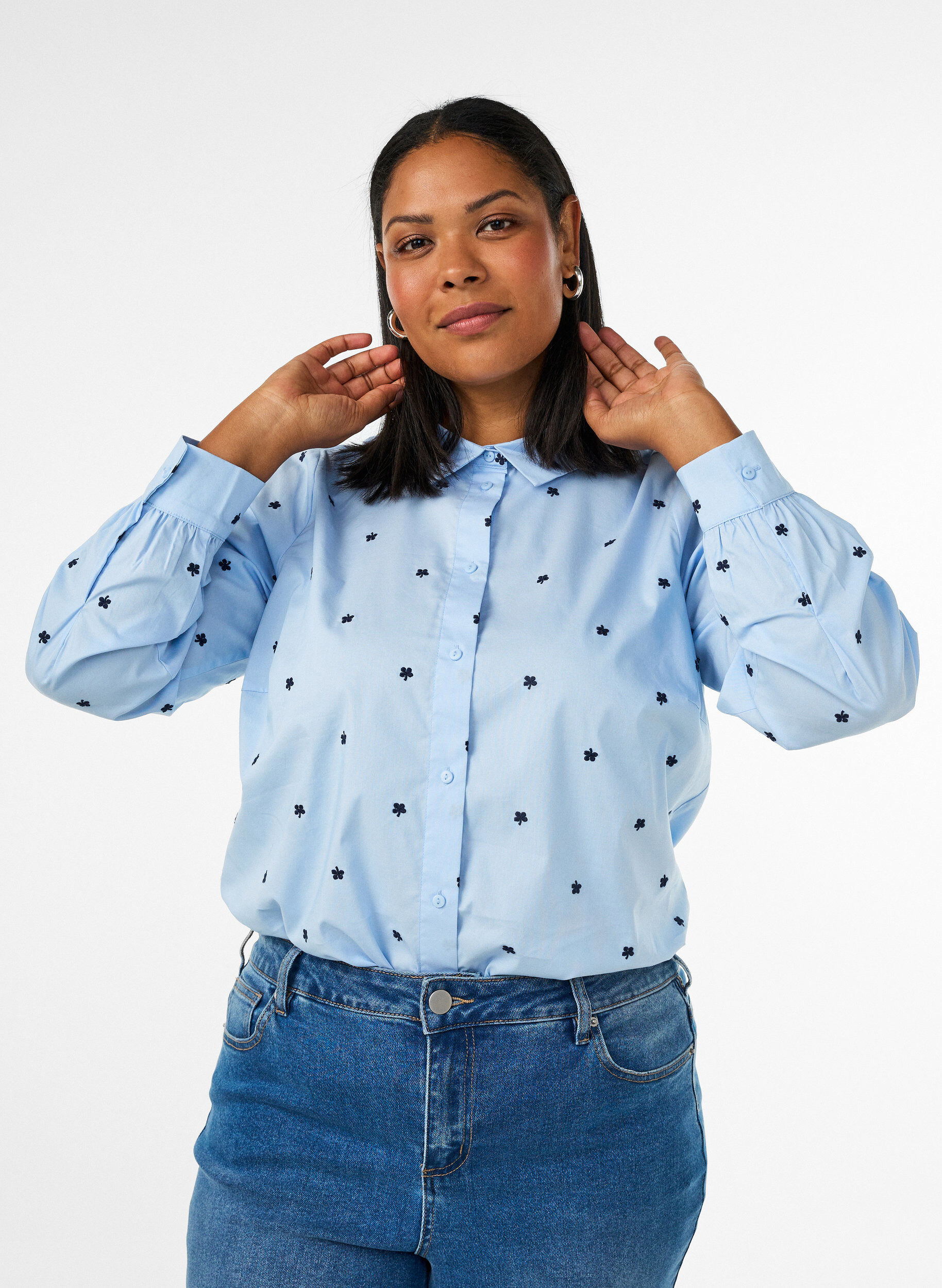 Chemise avec cerises brod&eacute;es, Bleu Clair, Model