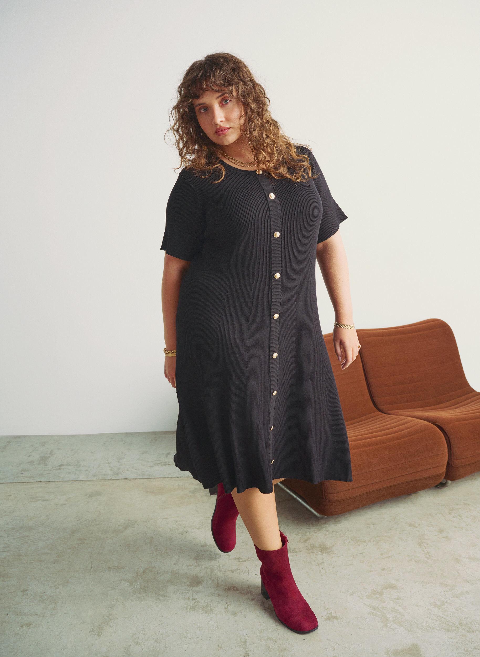 Robe c&ocirc;tel&eacute;e avec boutons d&eacute;coratifs et manches courtes