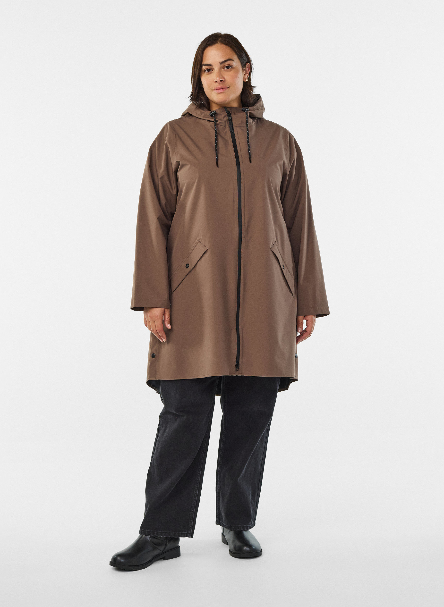 Zizzi Regenjacke mit Taschen und Kapuze, Braun, Model image number 1