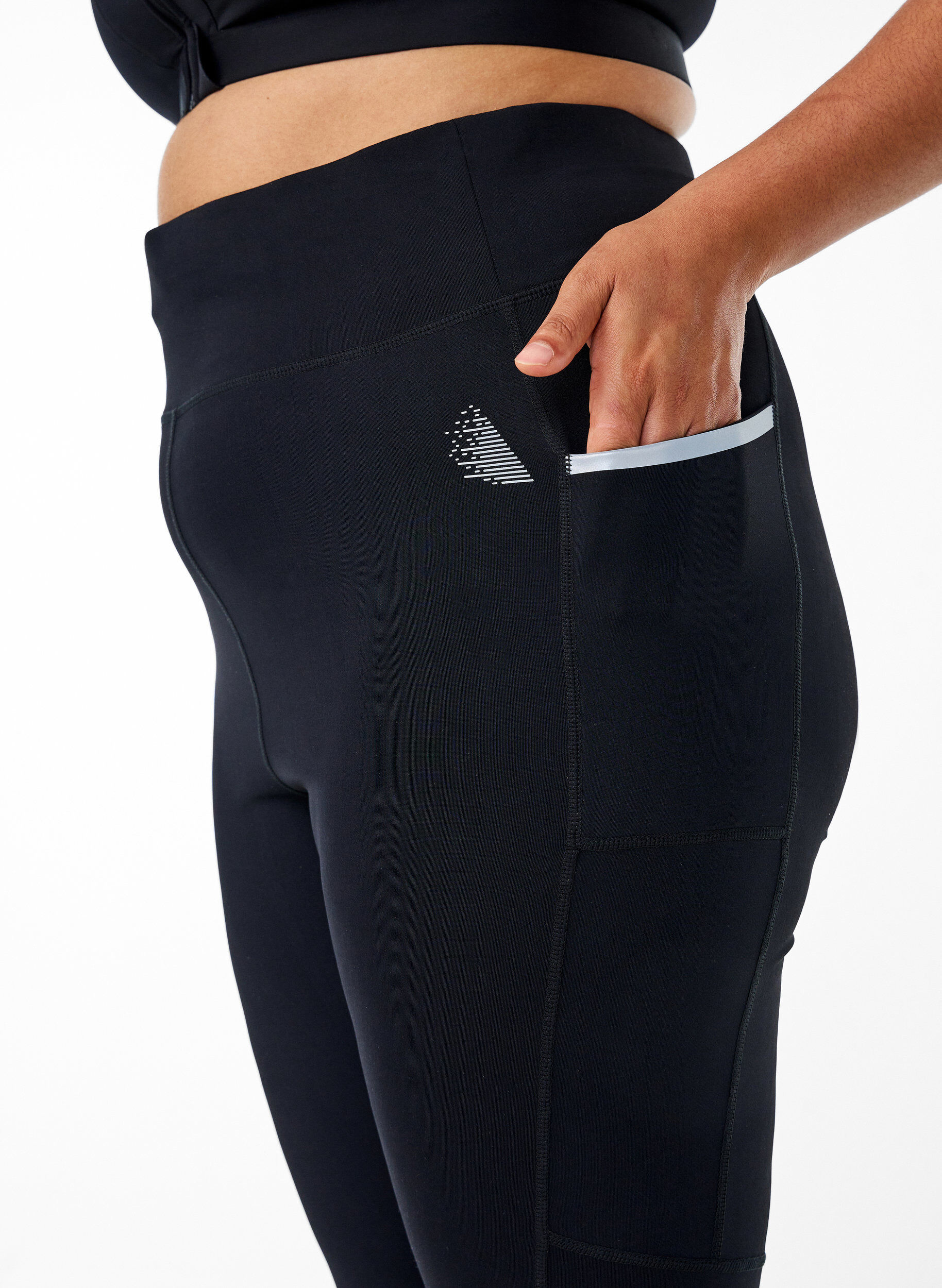 Zizzi Leggings de course &agrave; compression l&eacute;g&egrave;re et poches lat&eacute;rales, Noir, Model image number 3